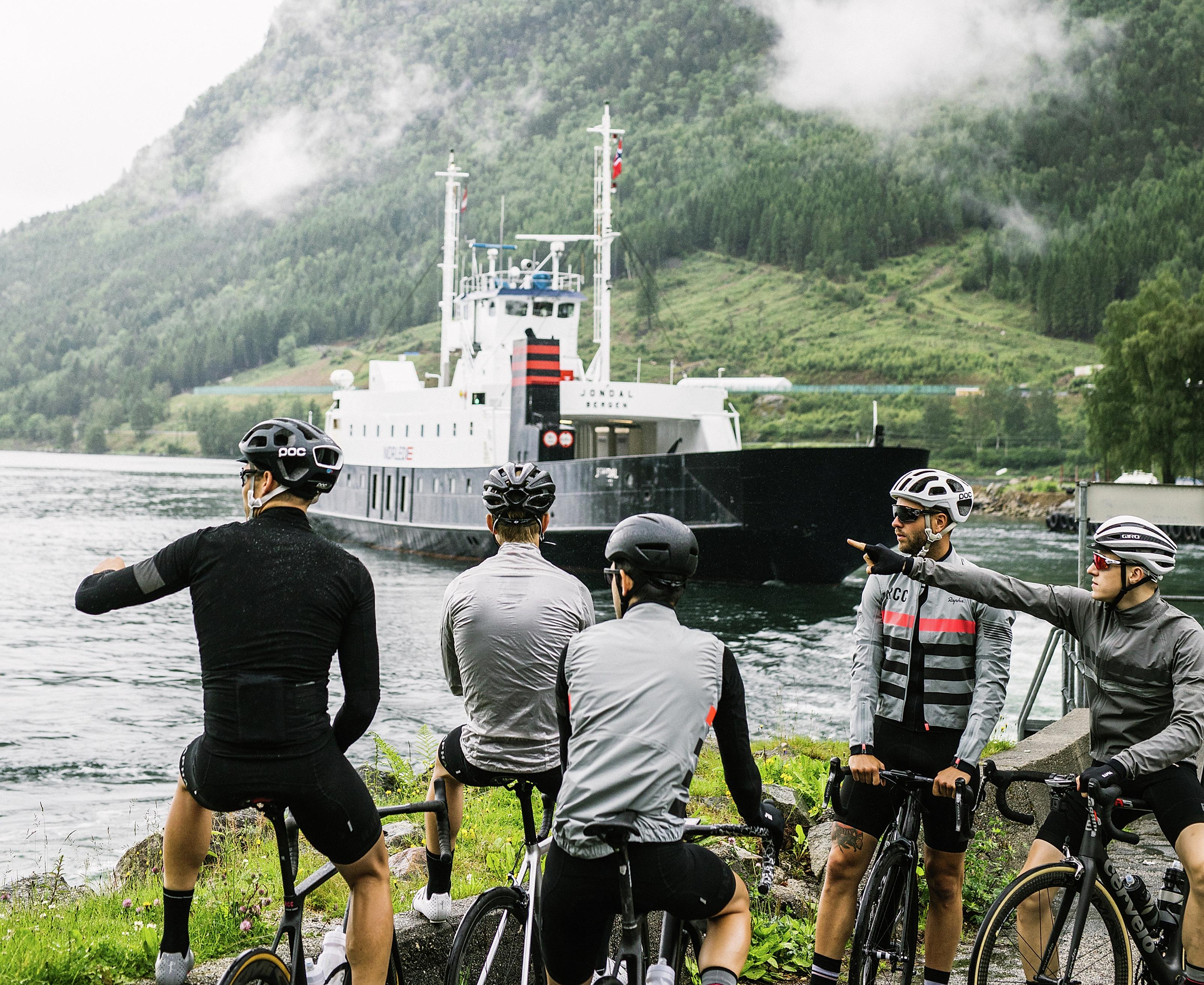 En grupp cyklister väntar på en färja i Fjord Norge