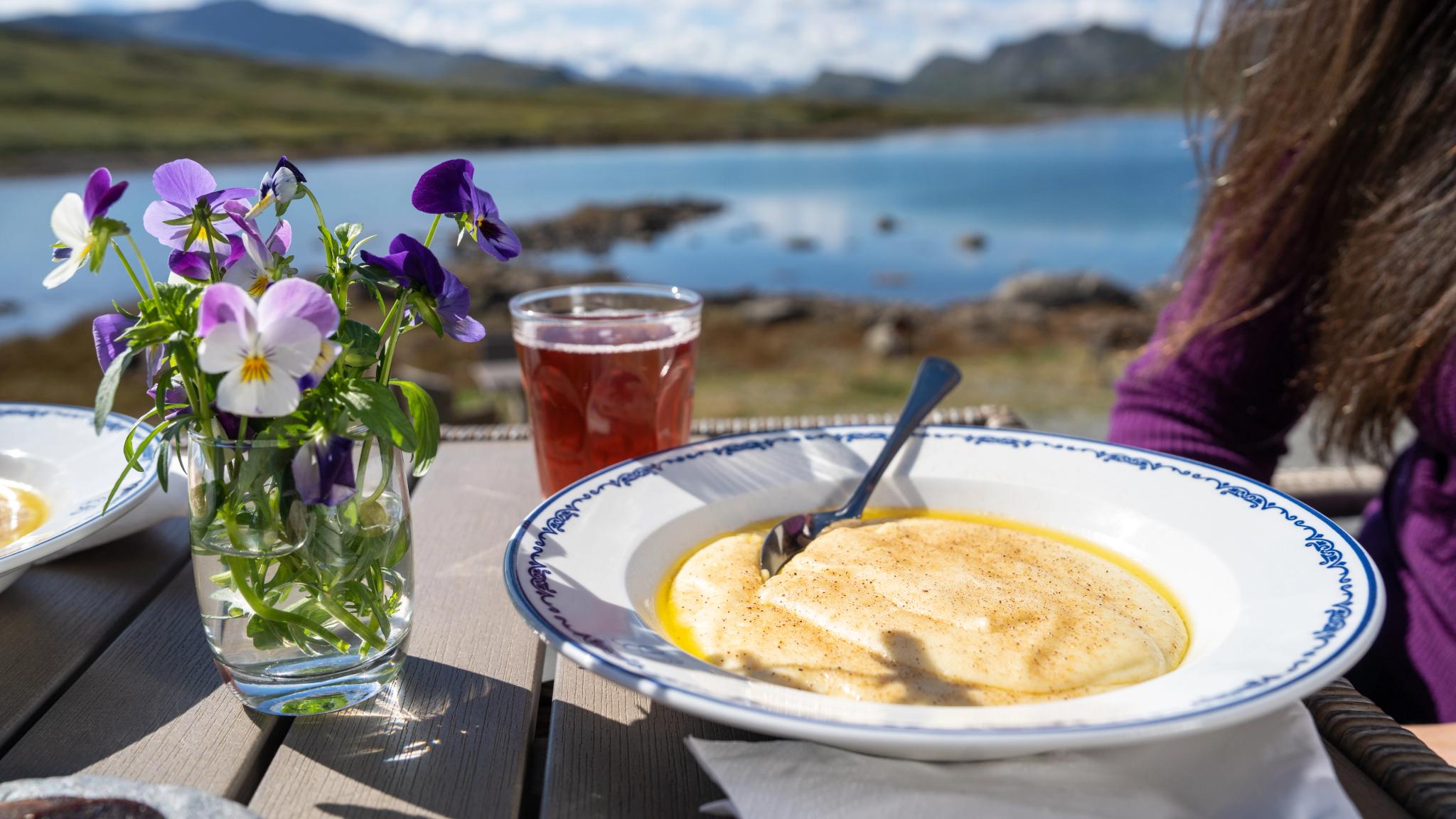 Rømmegrøt på Bygdin Høifieldshotel, langs Nasjonal Turistveg Valdresflye