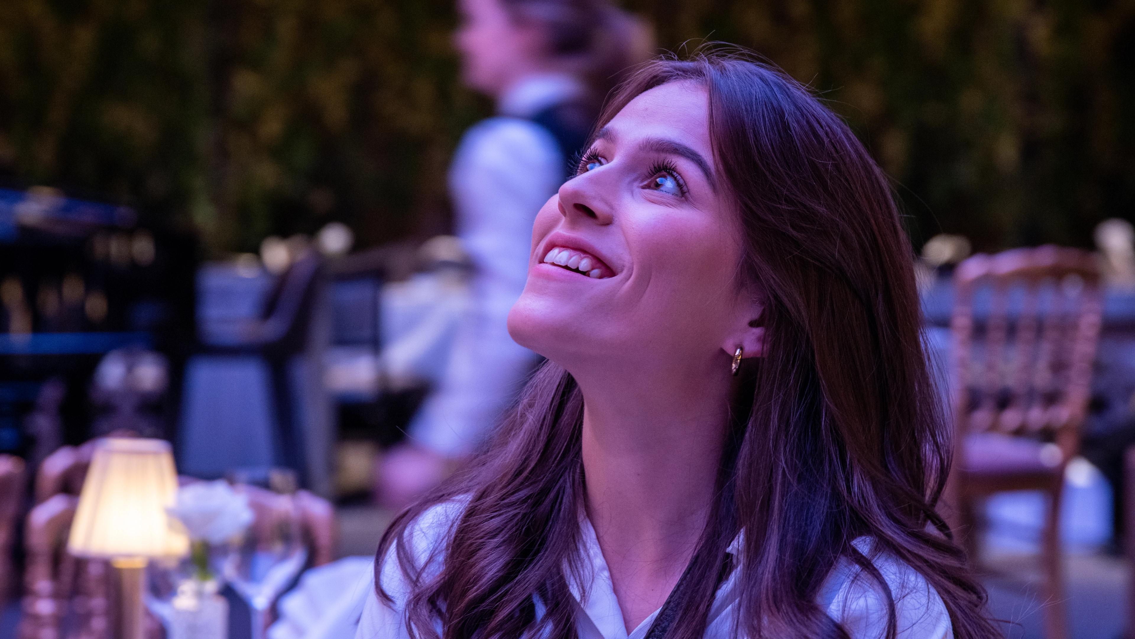 A women is sitting in the Palmehaven restaurant at Hotel Britannia in Trondheim.