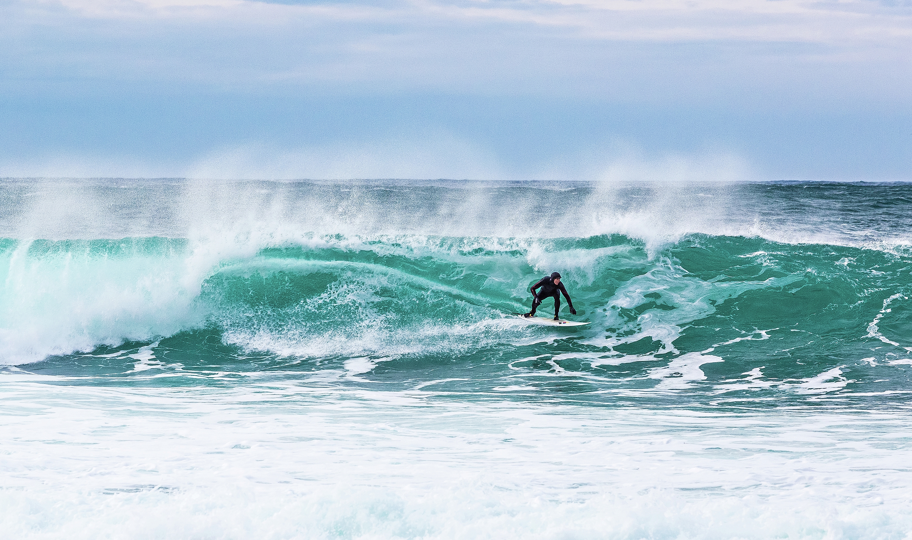 Surfer på Unstad i Lofoten i Nord-Norge
