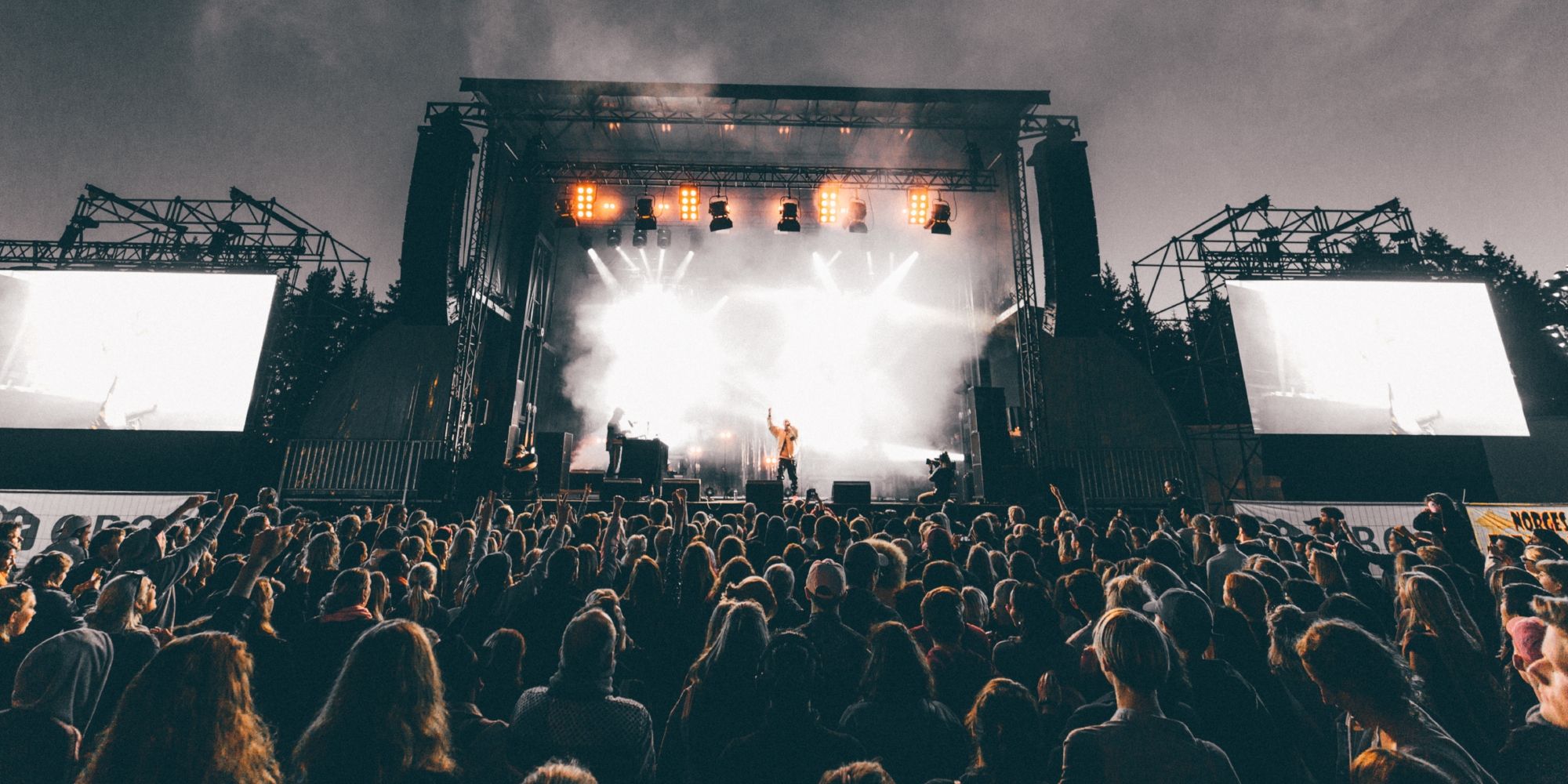 A band is playing infront of a large audience at Granittrock in Oslo