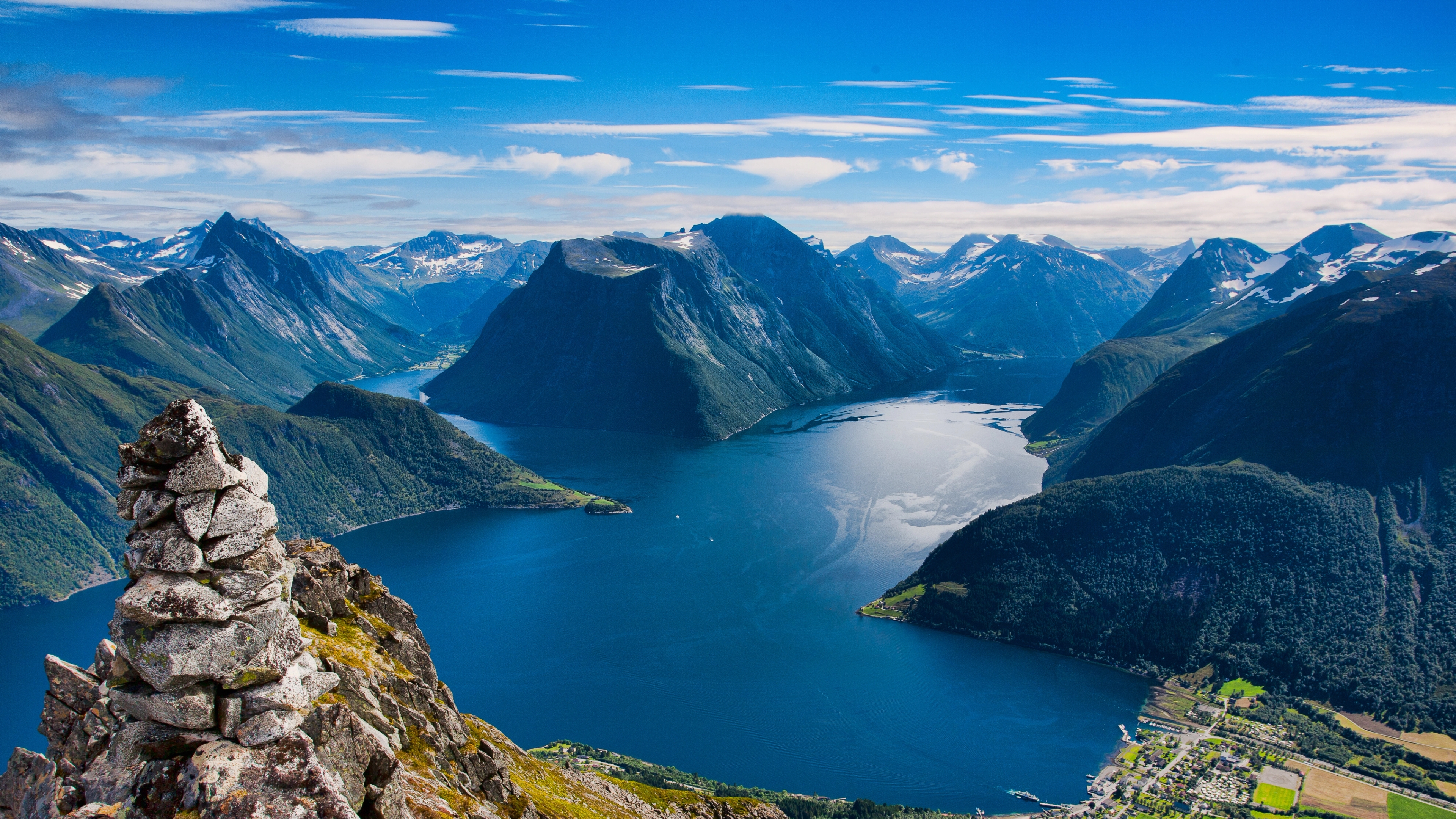 Peaks and summits around Hjørundfjorden
