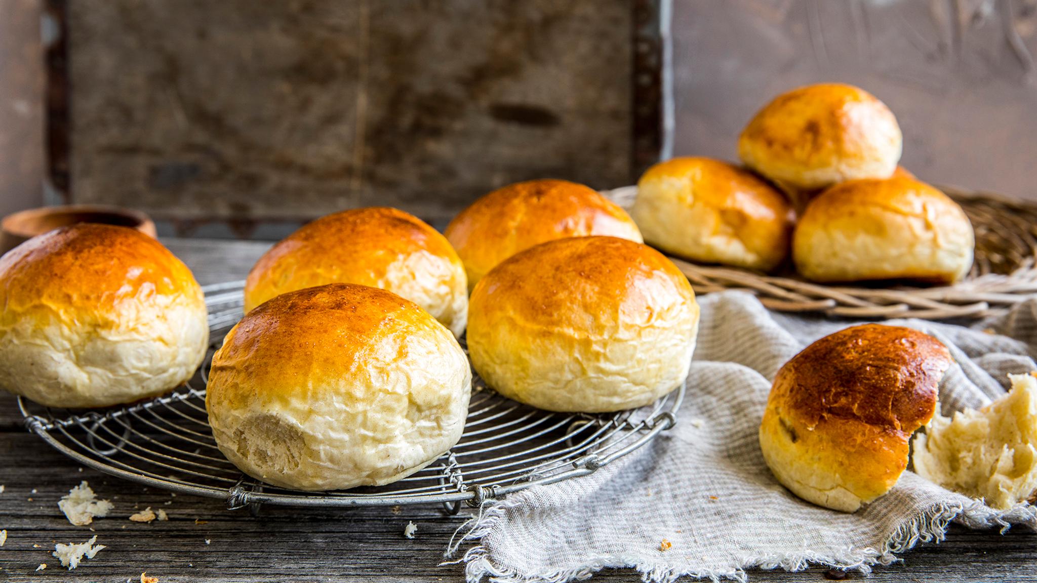Norwegische Weizenbrötchen auf einem Teller