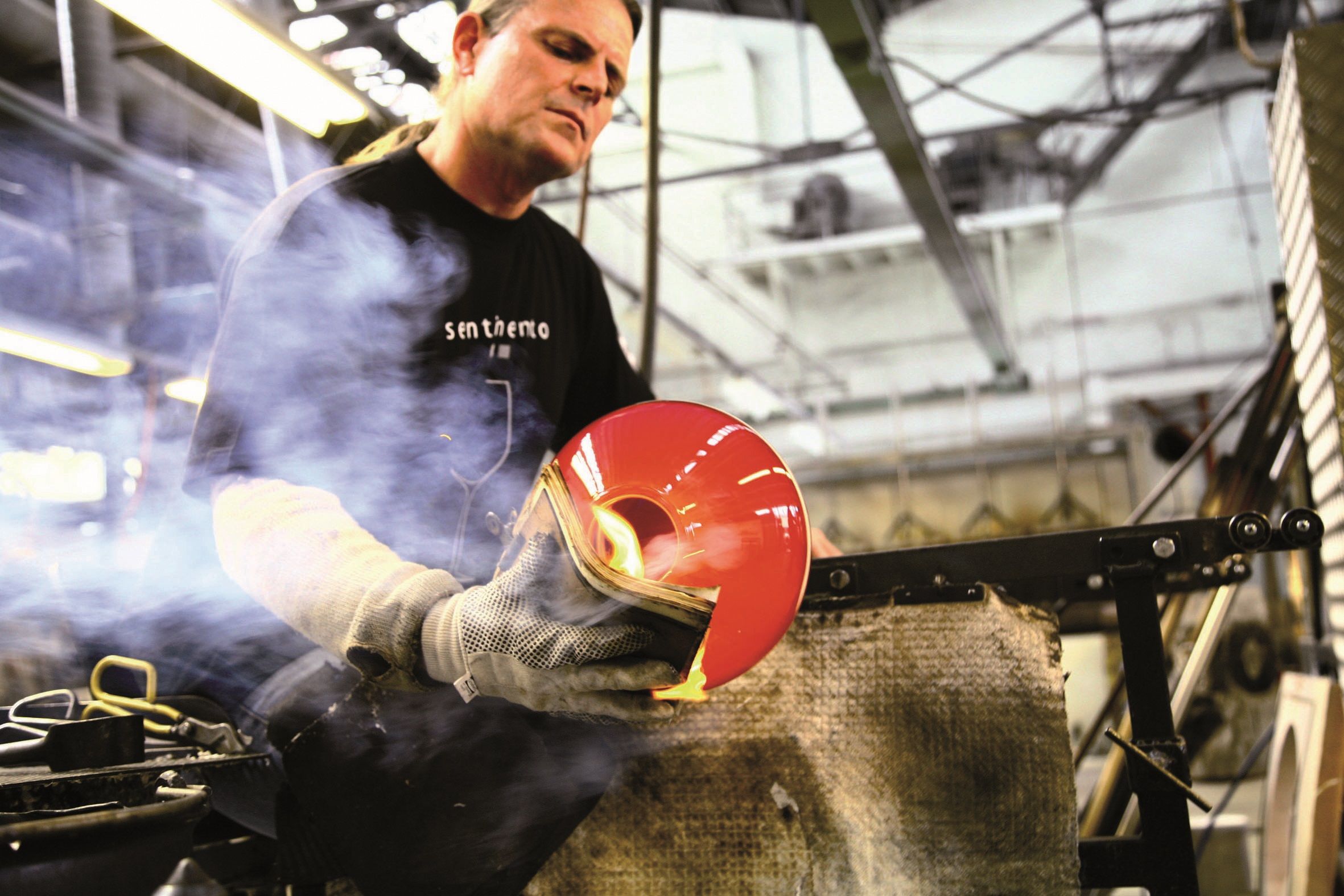 A employee of Hadeland Glassverk making glass artwork