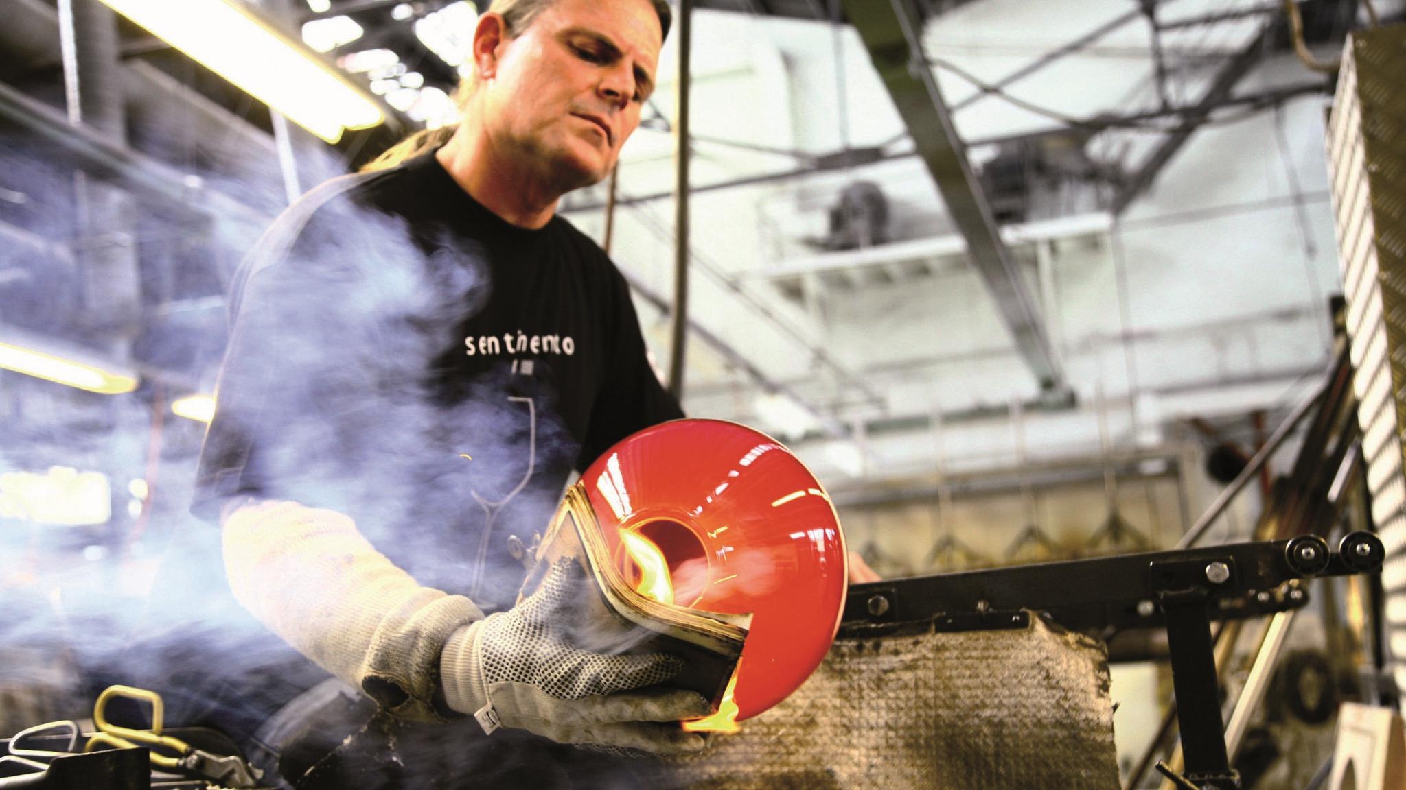 A employee of Hadeland Glassverk making glass artwork