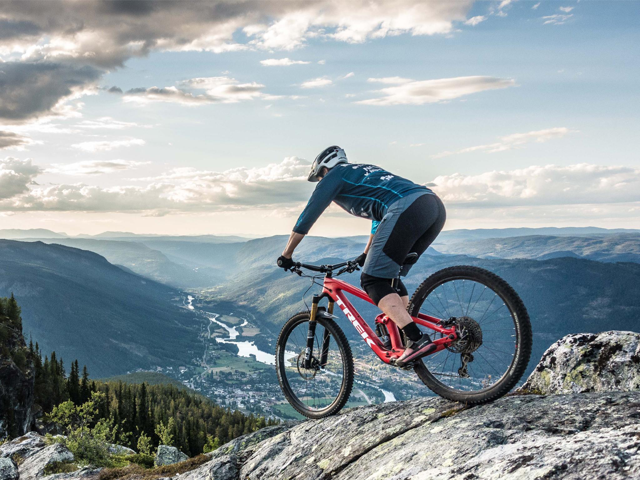 Mountainbiken in Hallingdal: Eine Person fährt Mountainbike auf dem Mount Beia in der Nähe von Nesbyen in Ostnorwegen