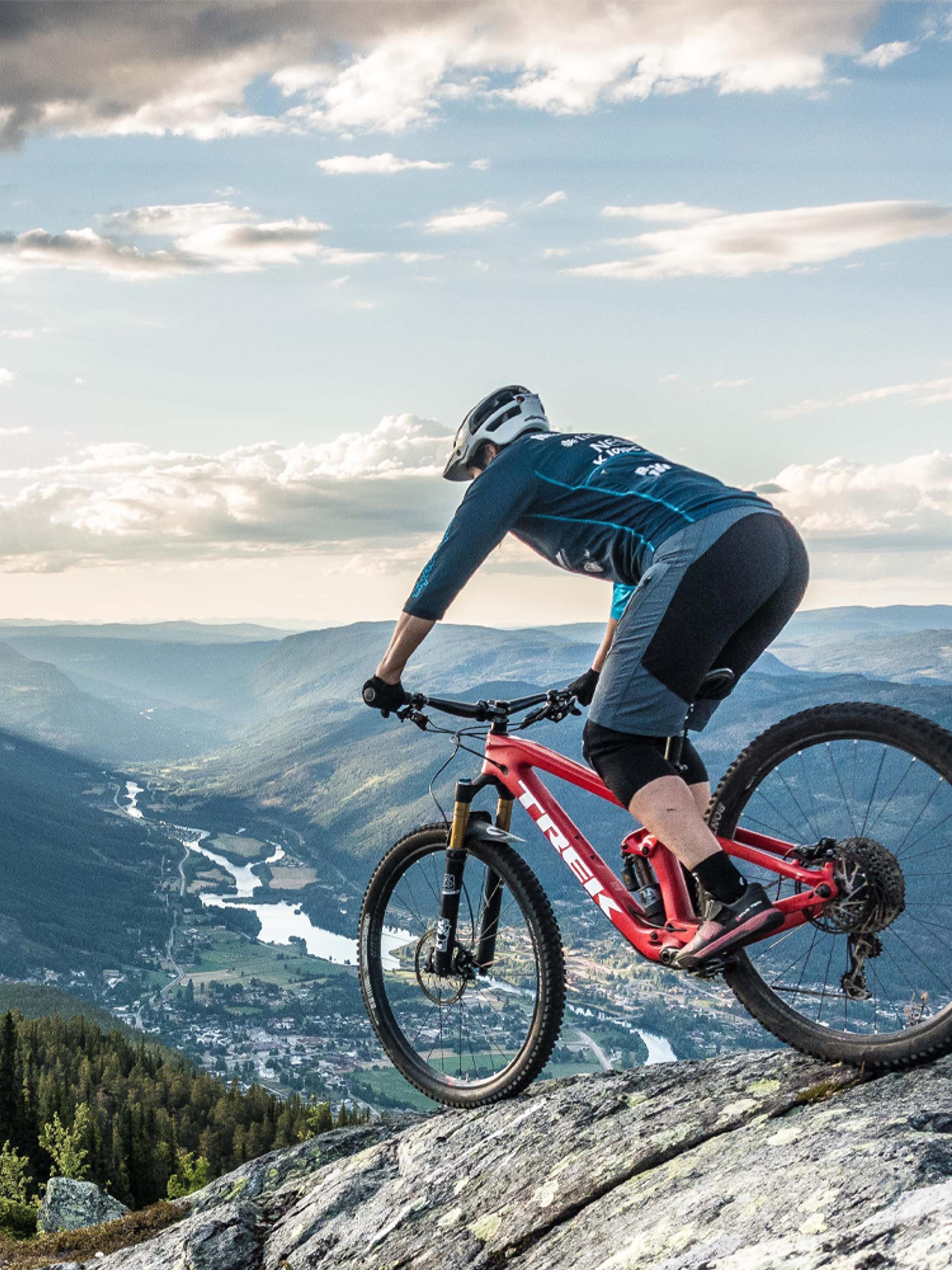 Mountainbike i Hallingdal: En person cyklar på berget Beia nära Nesbyen i regionen Østlandet (östra Norge)