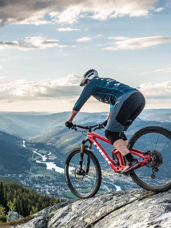 Mountainbike i Hallingdal: En person cyklar på berget Beia nära Nesbyen i regionen Østlandet (östra Norge)