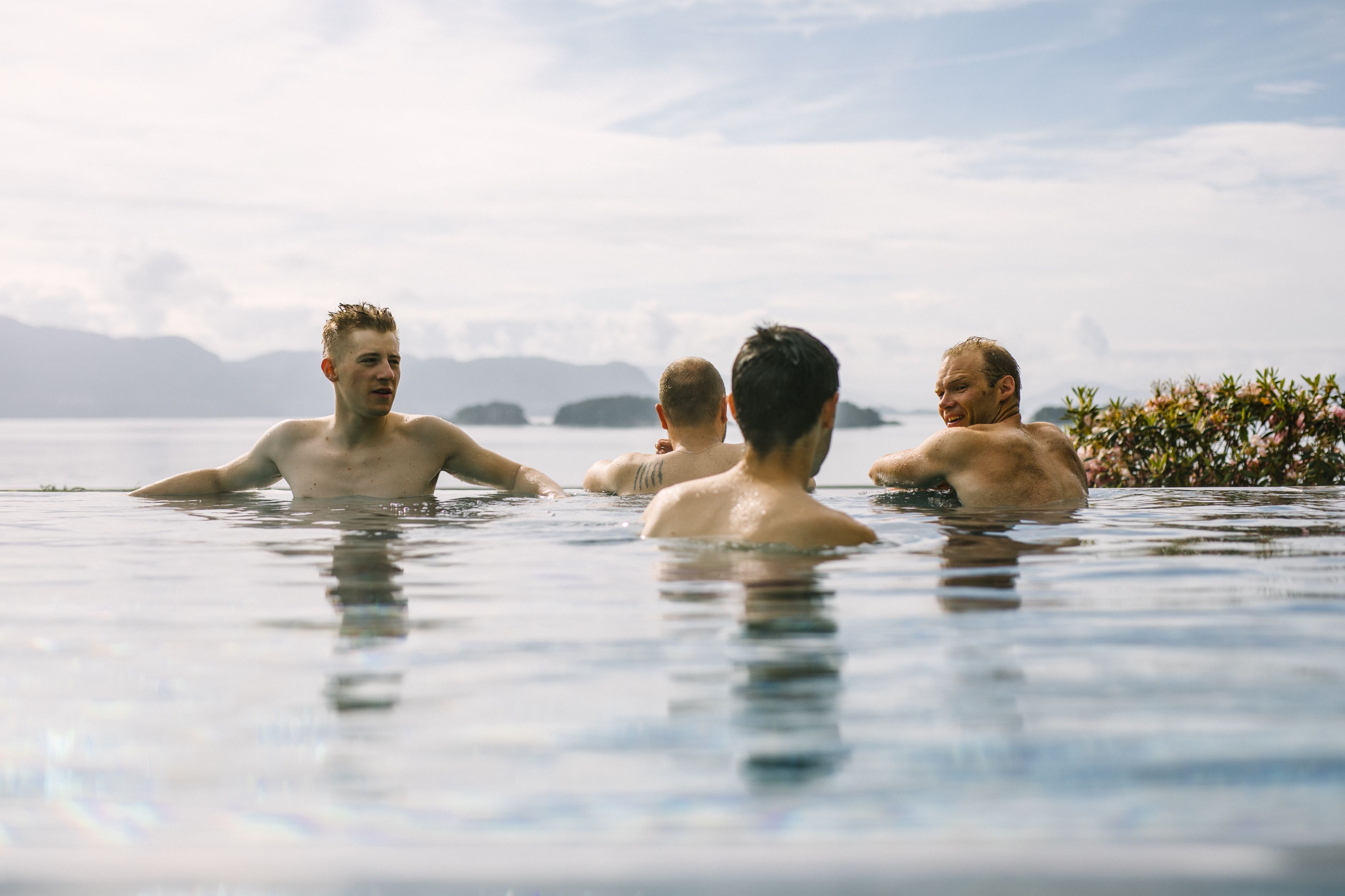 Fyra män i en utomhuspool i Fjord Norge
