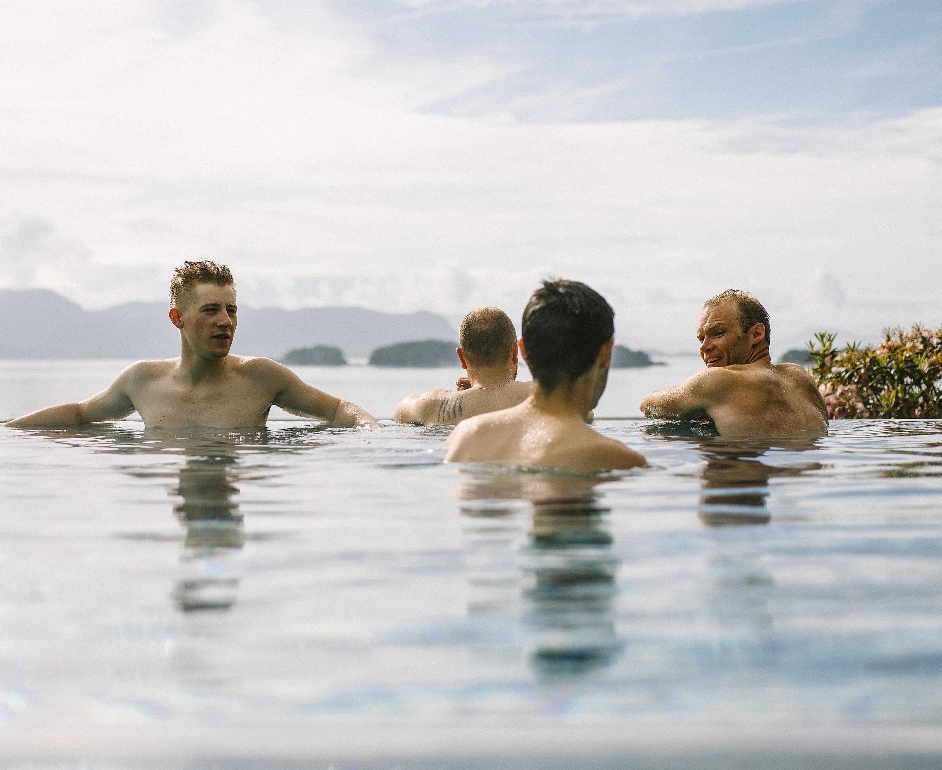 Fyra män i en utomhuspool i Fjord Norge