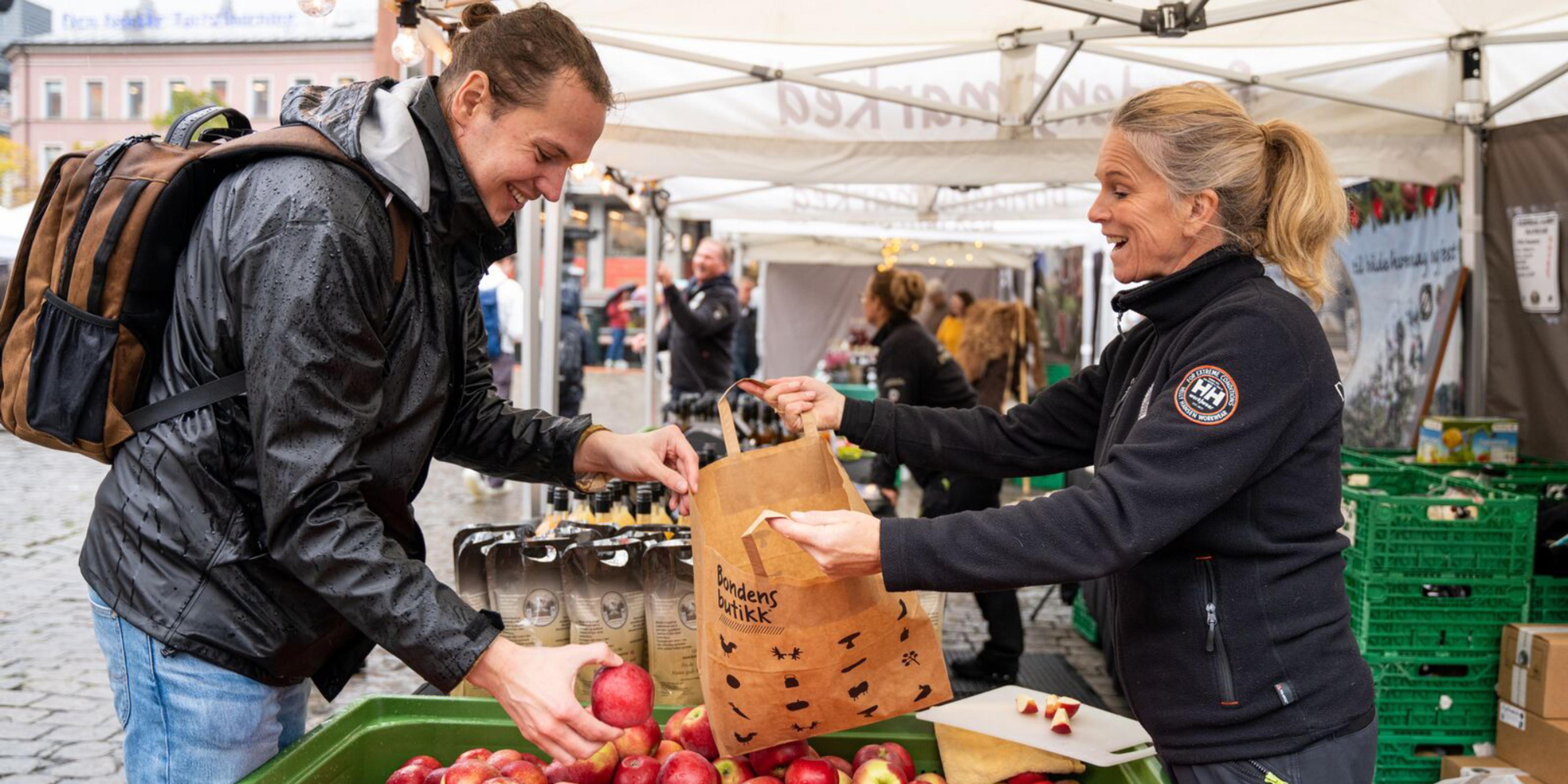 A man getting Norwegian apples at Matstreif food festival in Oslo