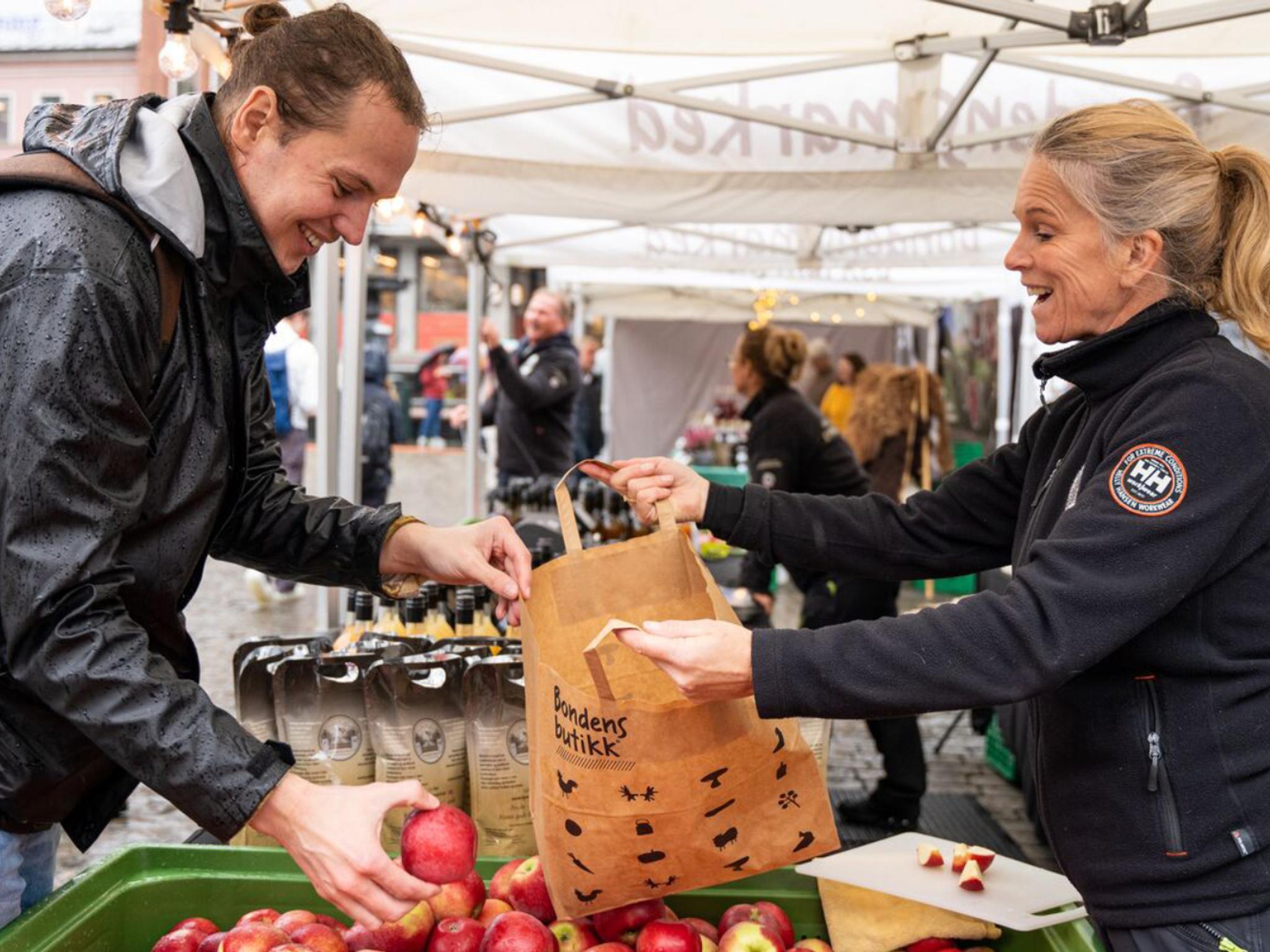 A man getting Norwegian apples at Matstreif food festival in Oslo