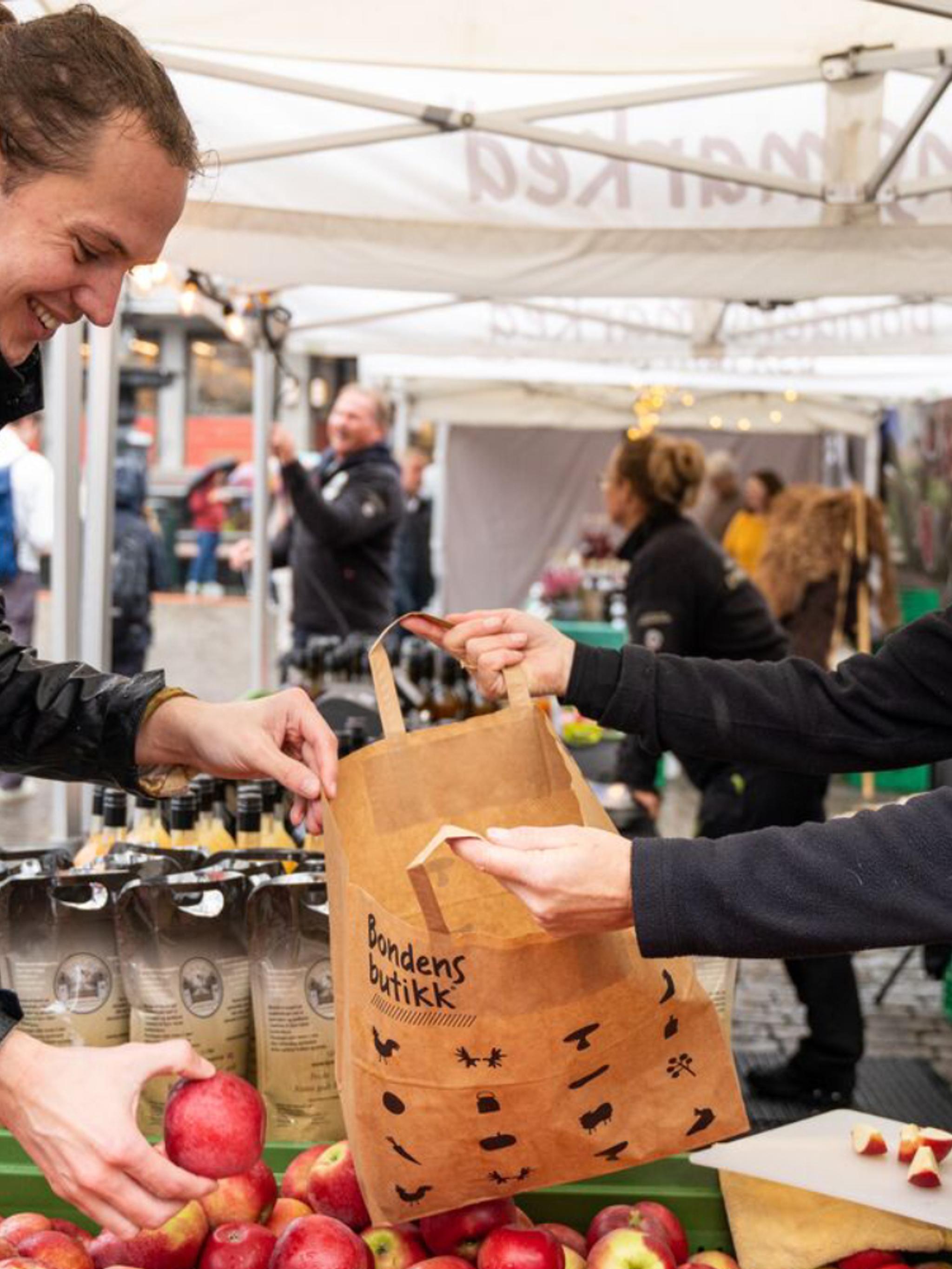 A man getting Norwegian apples at Matstreif food festival in Oslo