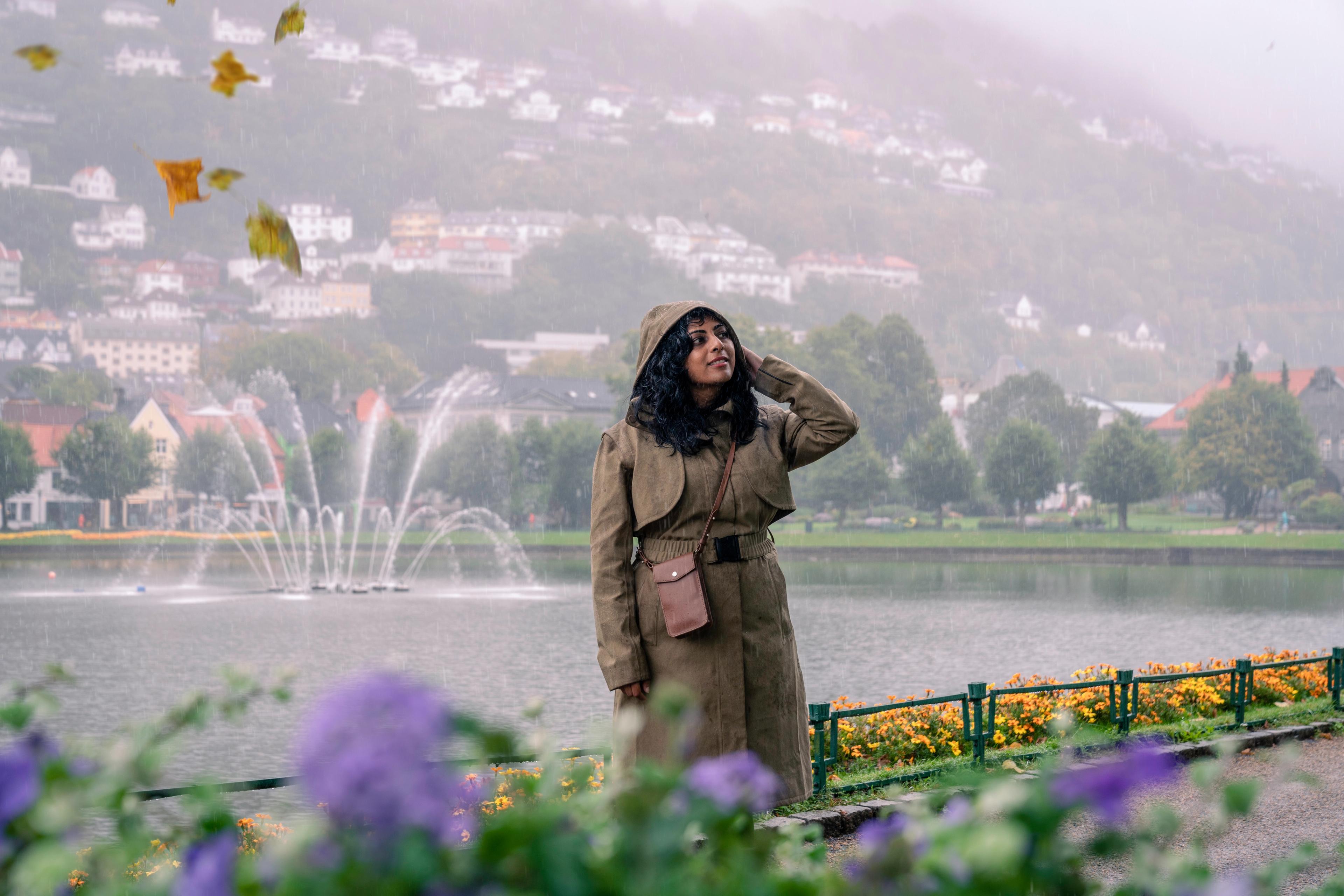 A woman in front of Lille Lungegårdsvann pond