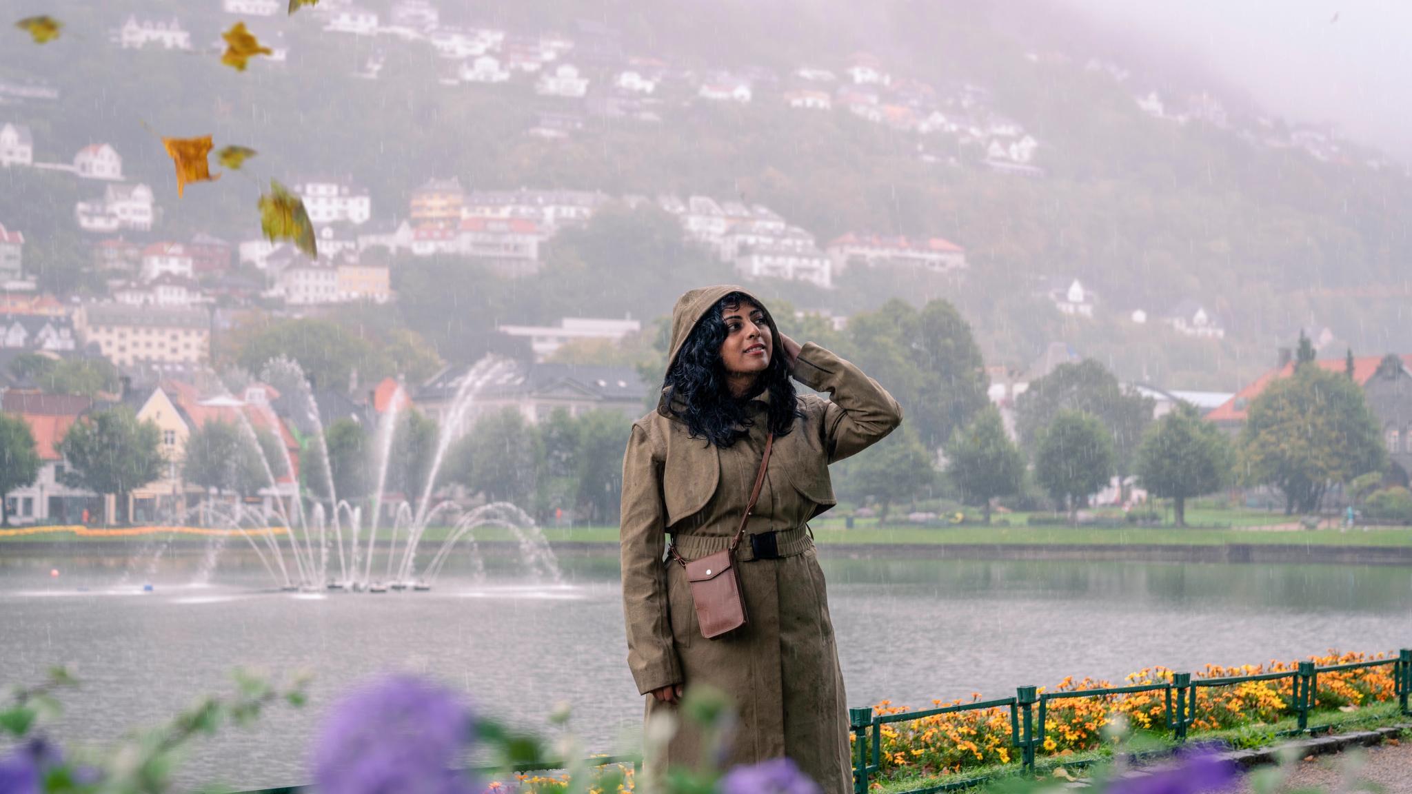 A woman in front of Lille Lungegårdsvann pond