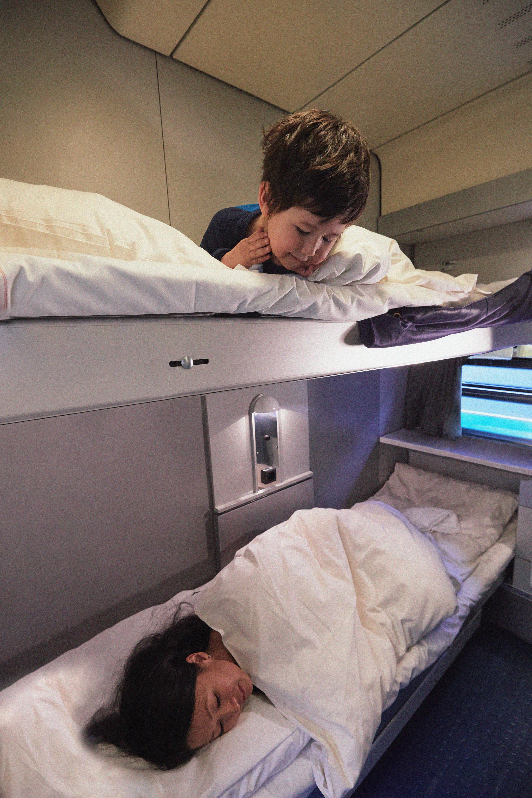 Barn sover på toget
