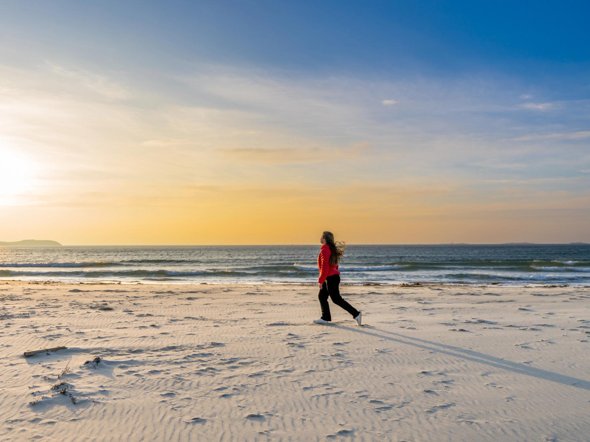 Går inn i solnedgangen på Solastranden i Stavanger
