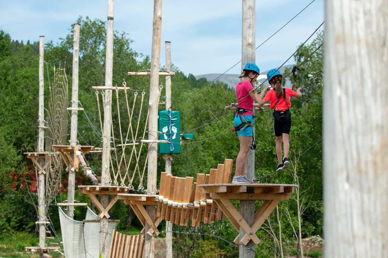 Two kids climbing in The Høyt og Lavt Molde climbing park