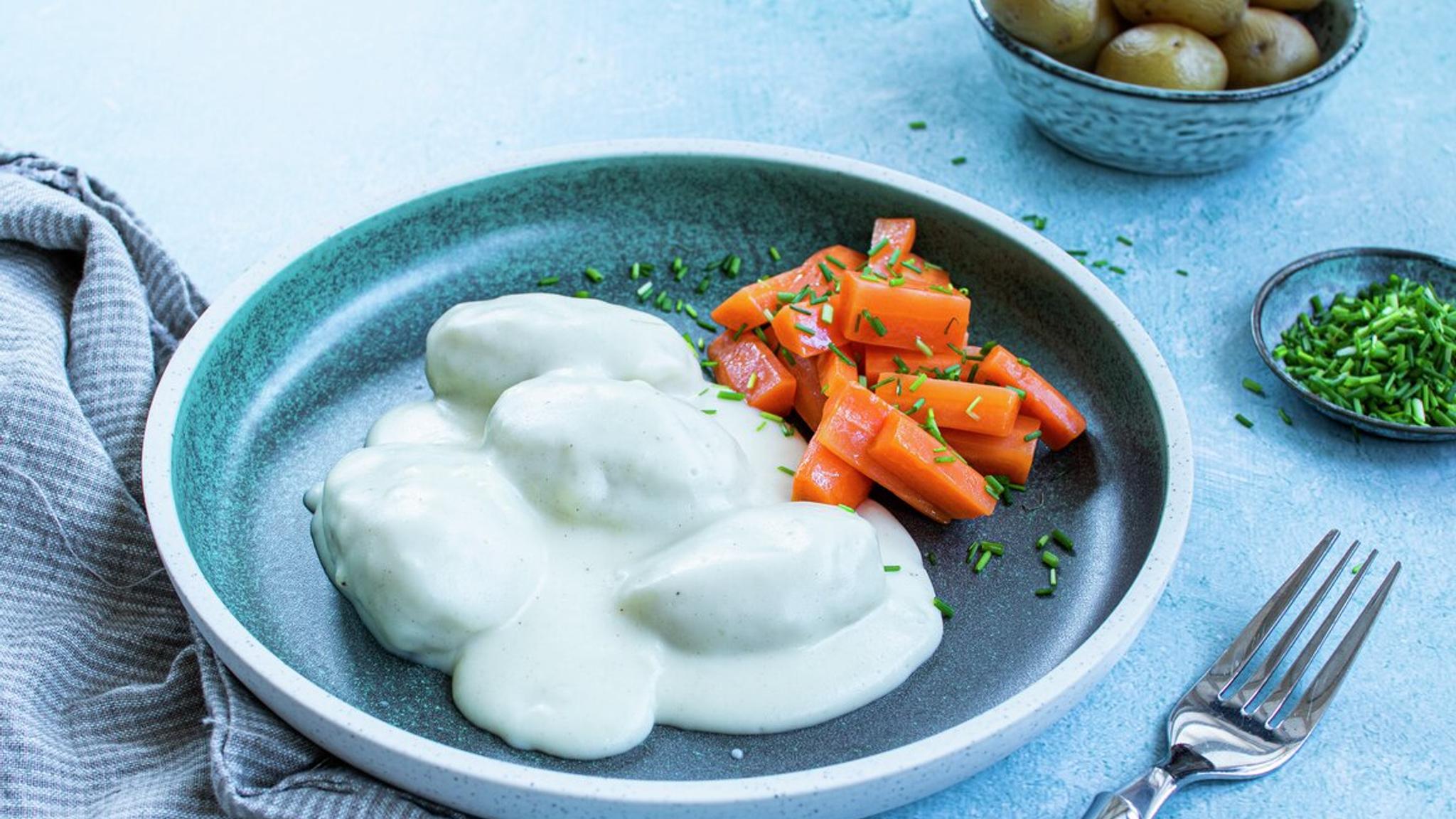 Fiskeboller i hvit saus