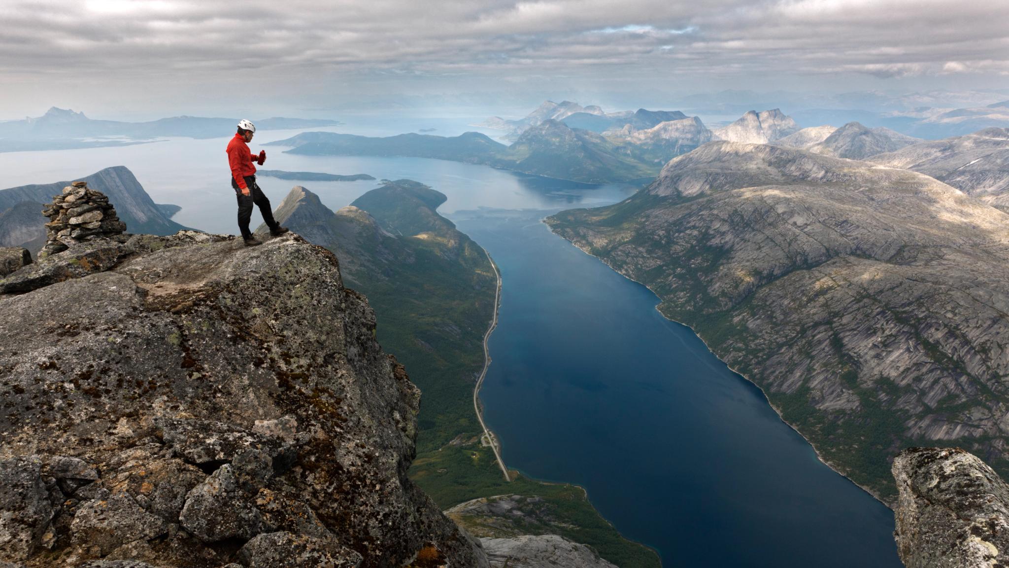 En person nyter utsikten fra toppen av Stetinden i Narvik, Nord-Norge