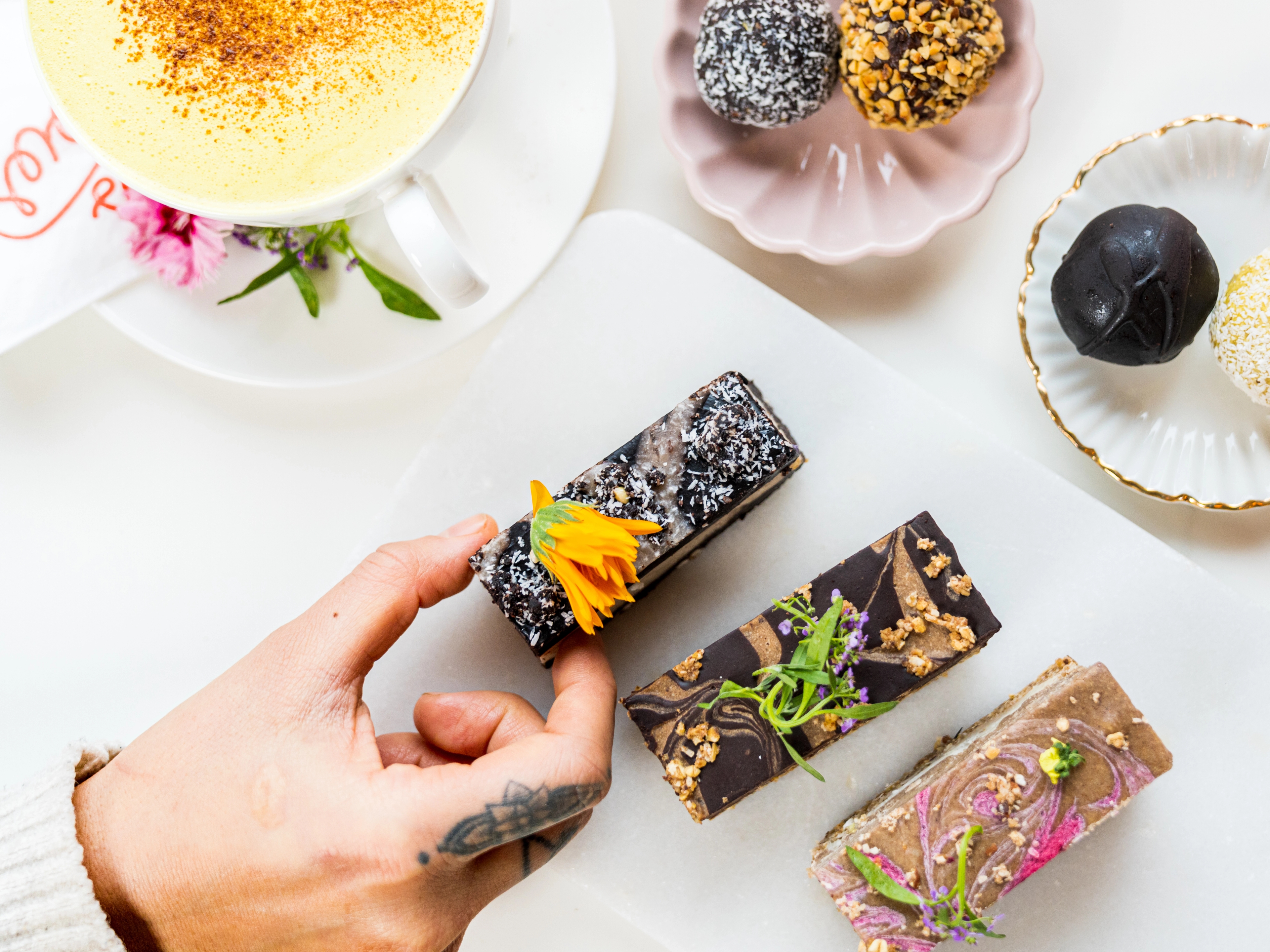 Fargerike kaker på et hvitt bord