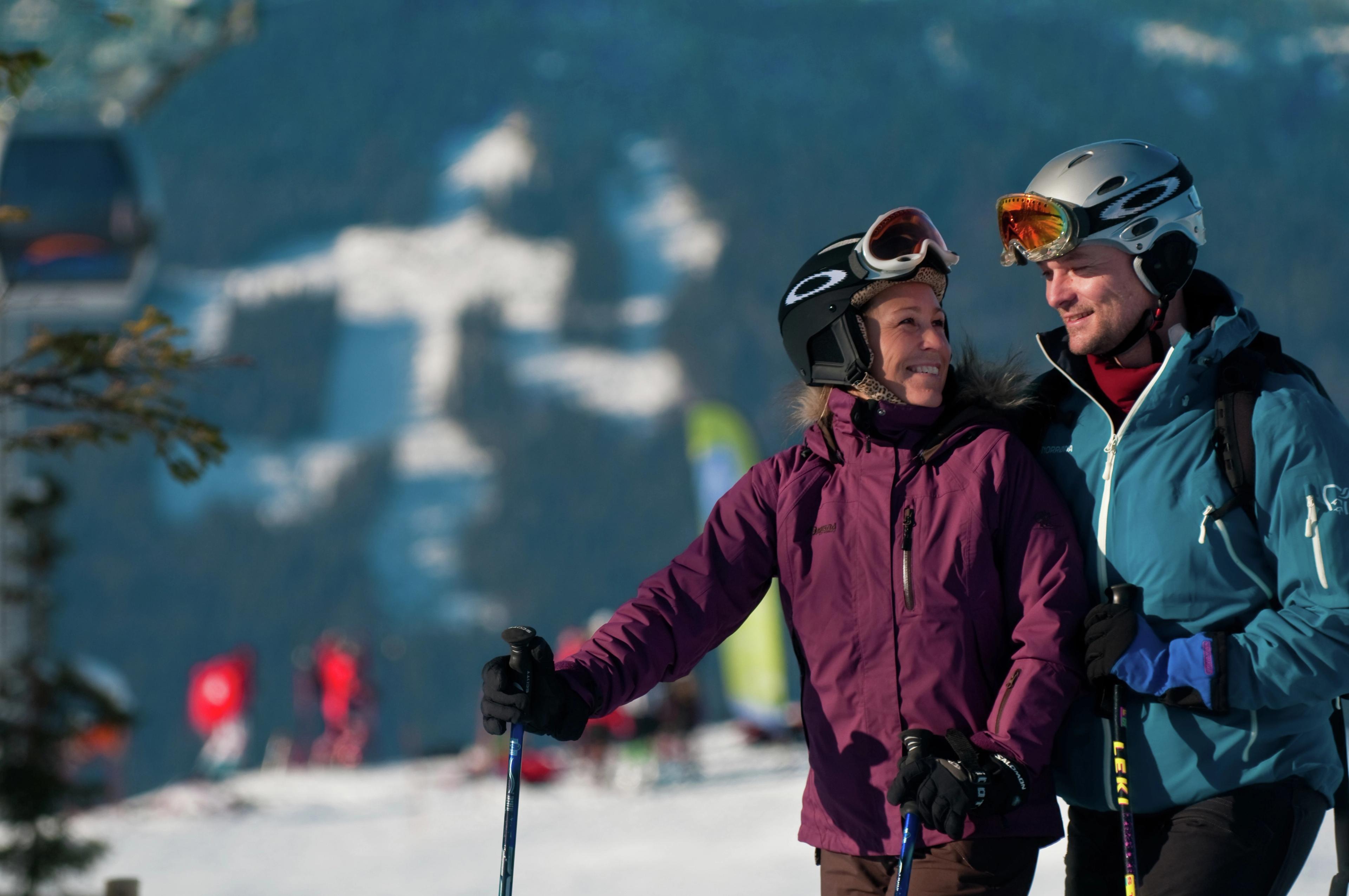 Couple skiing in Hafjell Alpinsenter