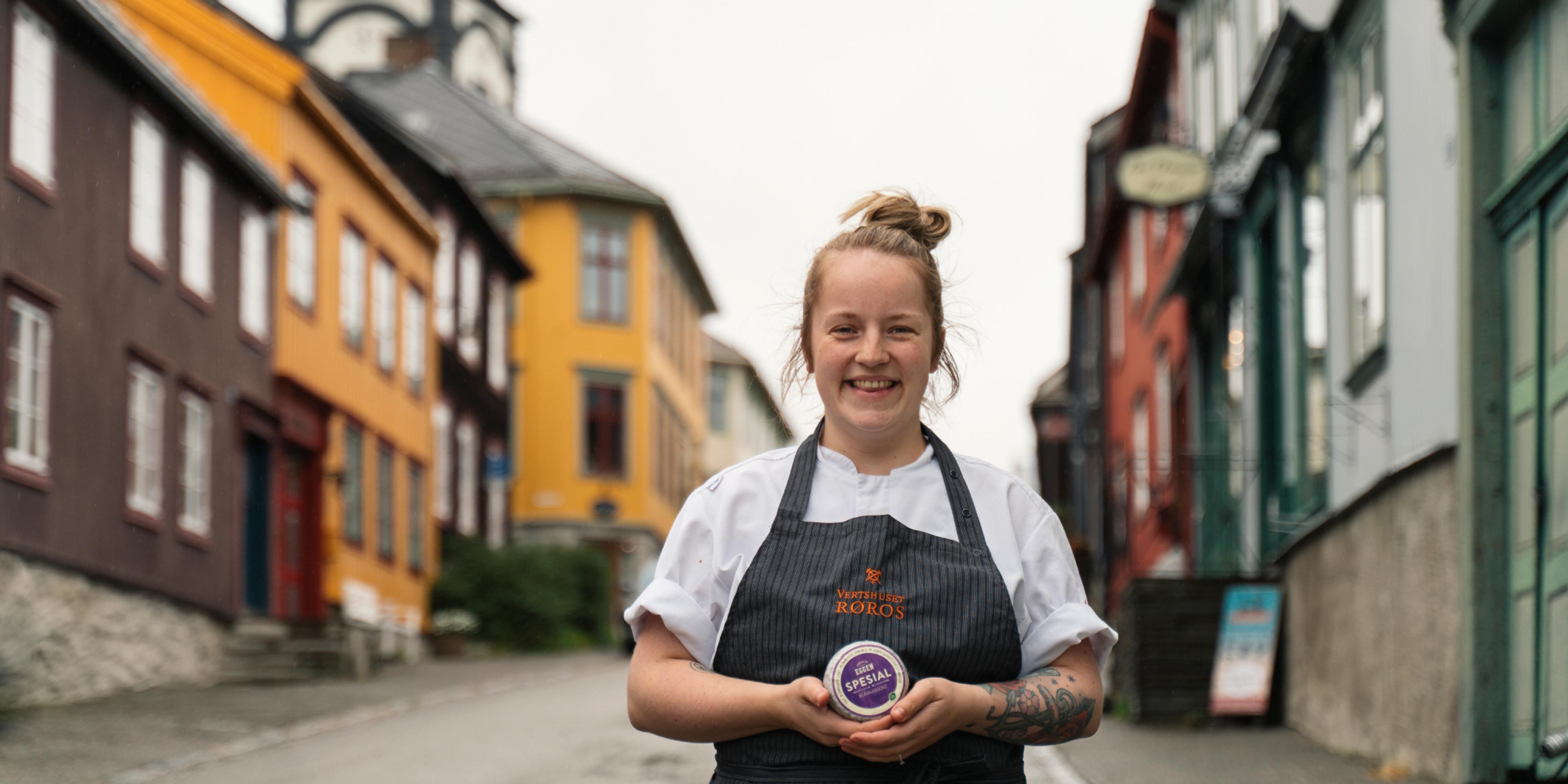 A woman posing with cheese from the cheese factory in Røros, Trøndelag