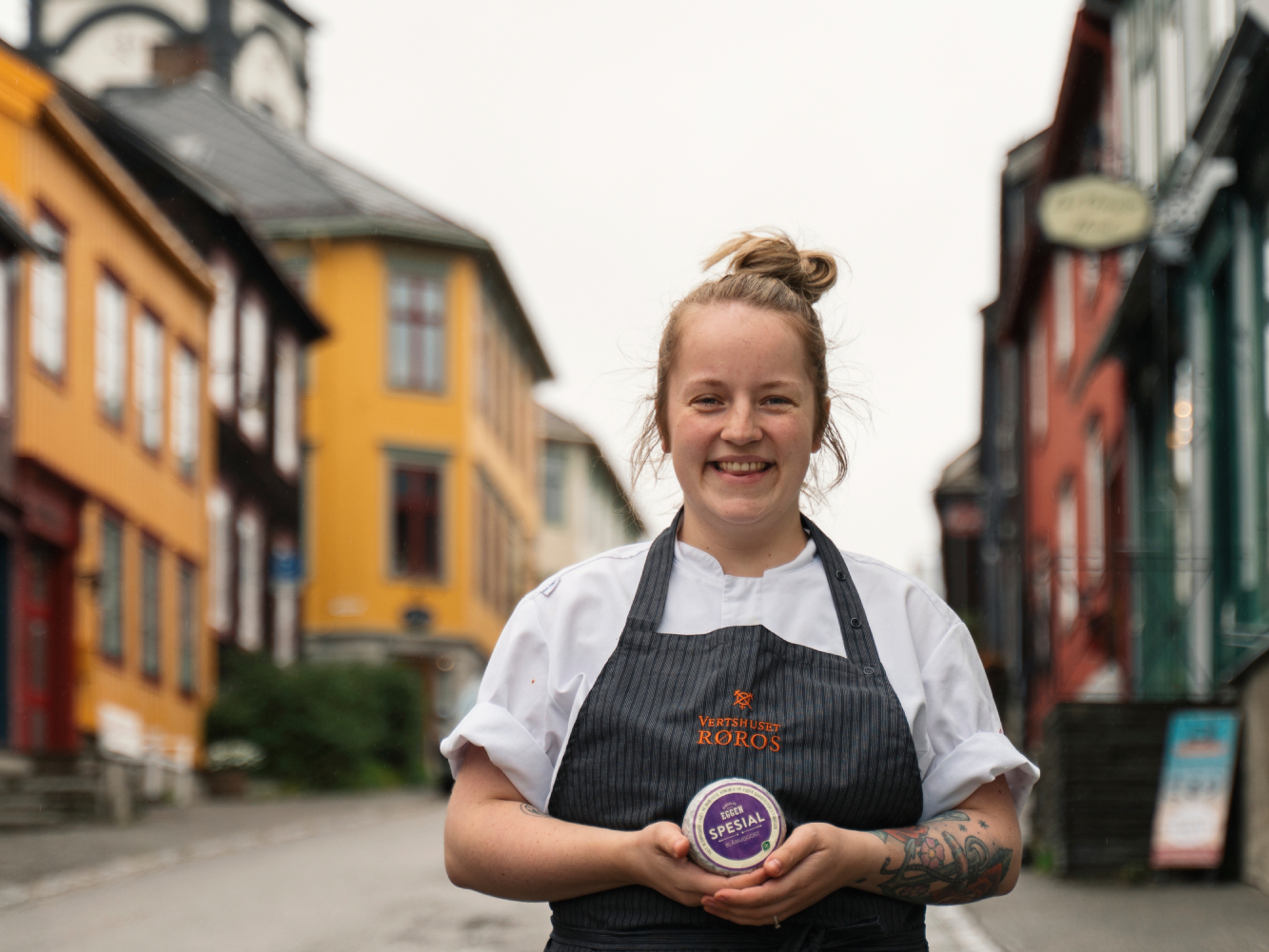 A woman posing with cheese from the cheese factory in Røros, Trøndelag