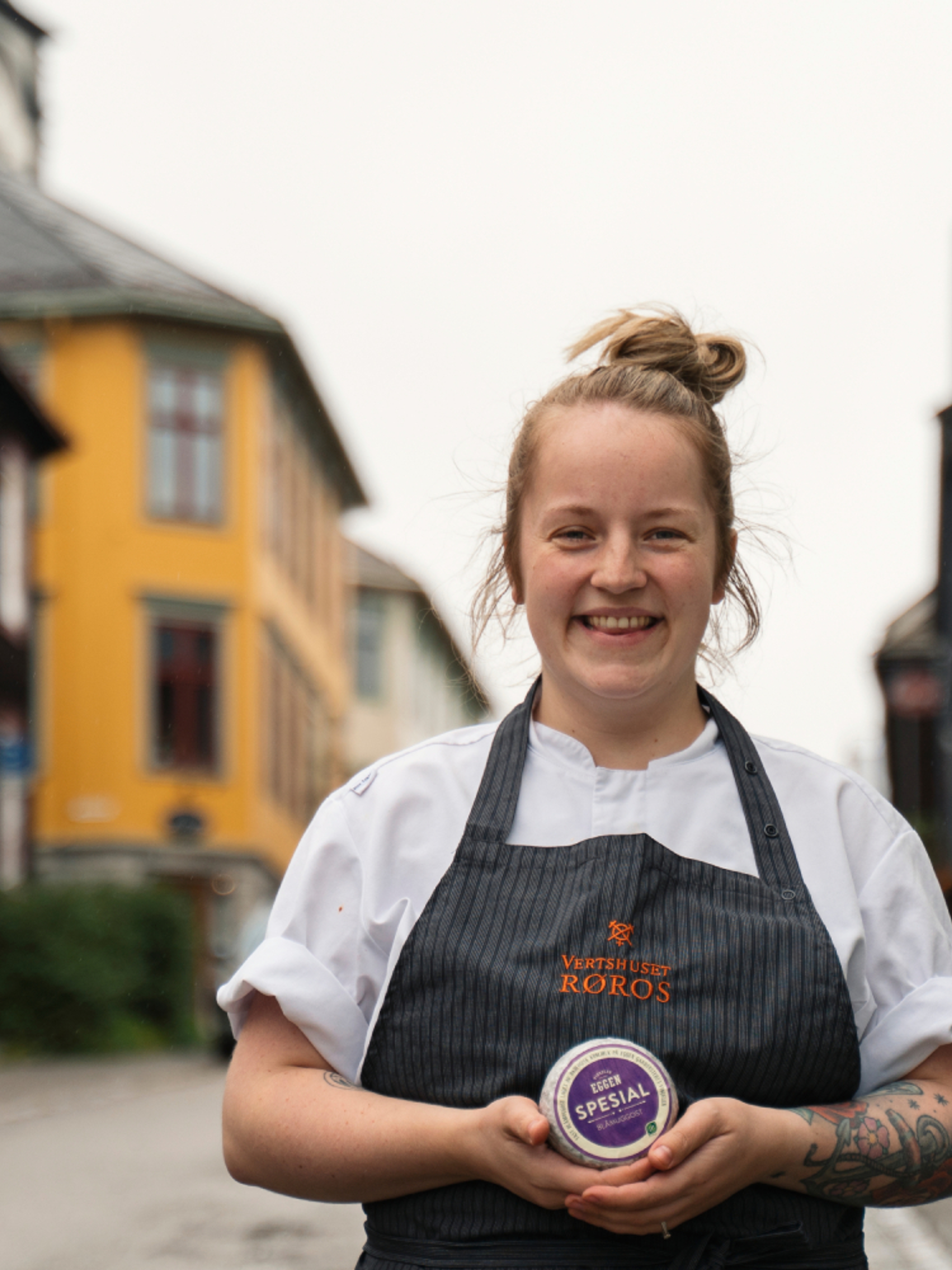 A woman posing with cheese from the cheese factory in Røros, Trøndelag