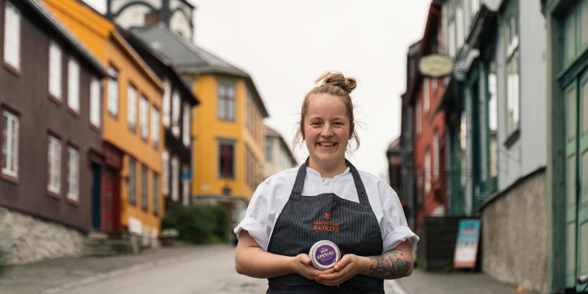 A woman posing with cheese from the cheese factory in Røros, Trøndelag