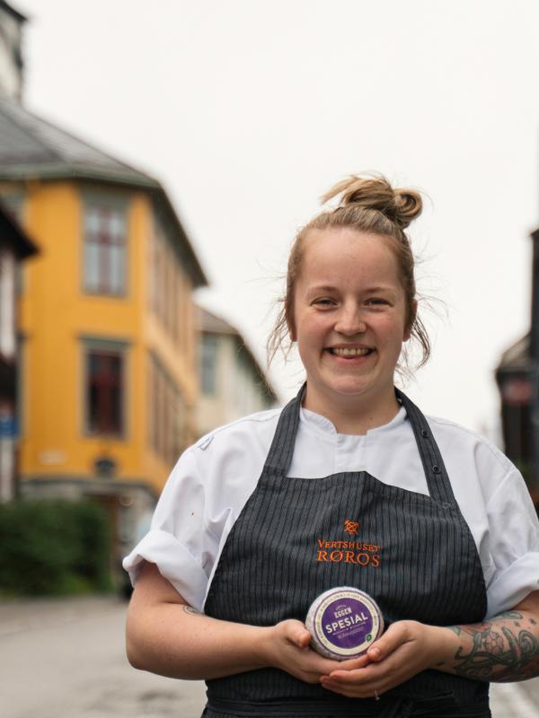 A woman posing with cheese from the cheese factory in Røros, Trøndelag