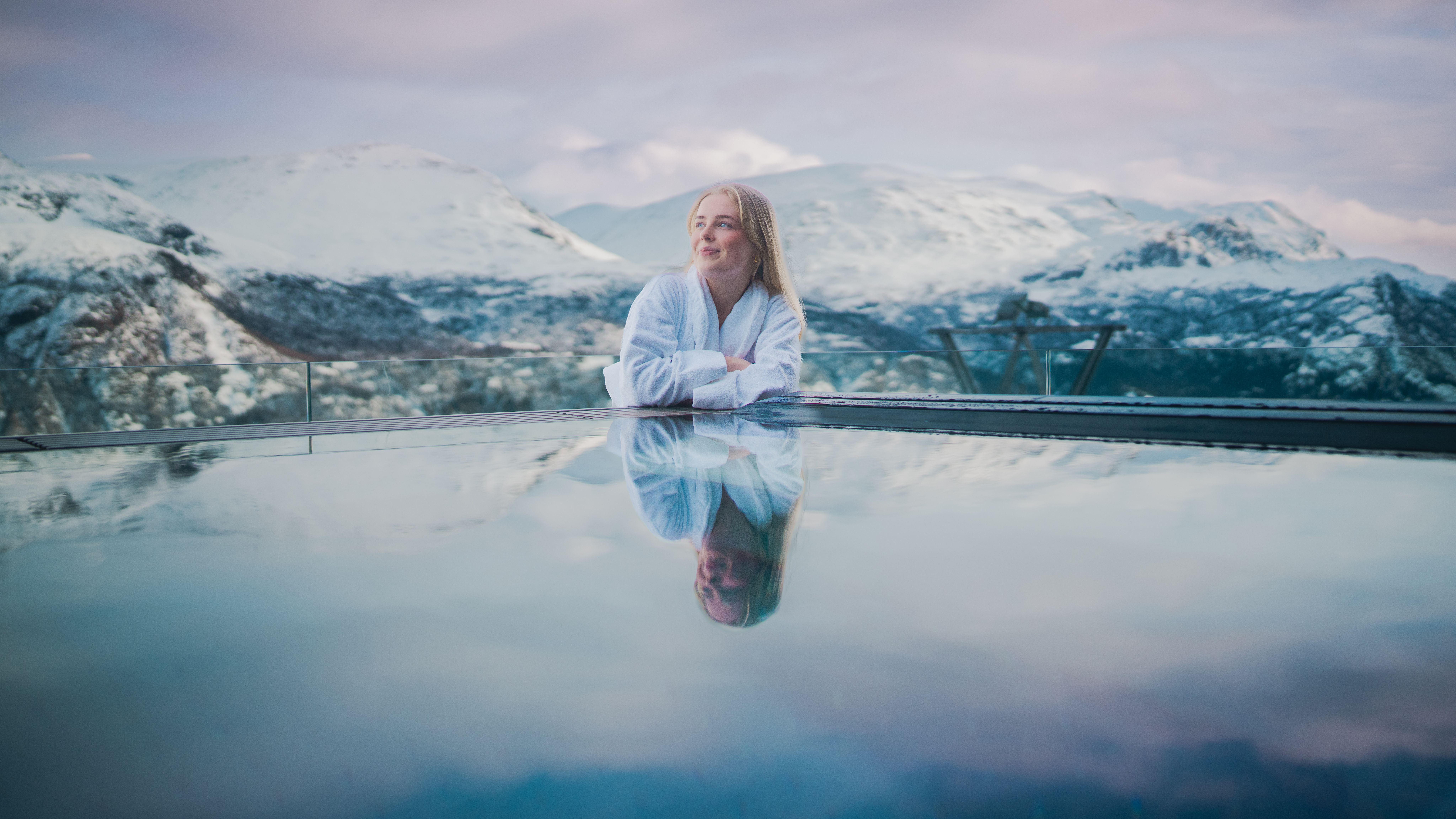 A young woman in front of an outdoor pool in Hemsedal.