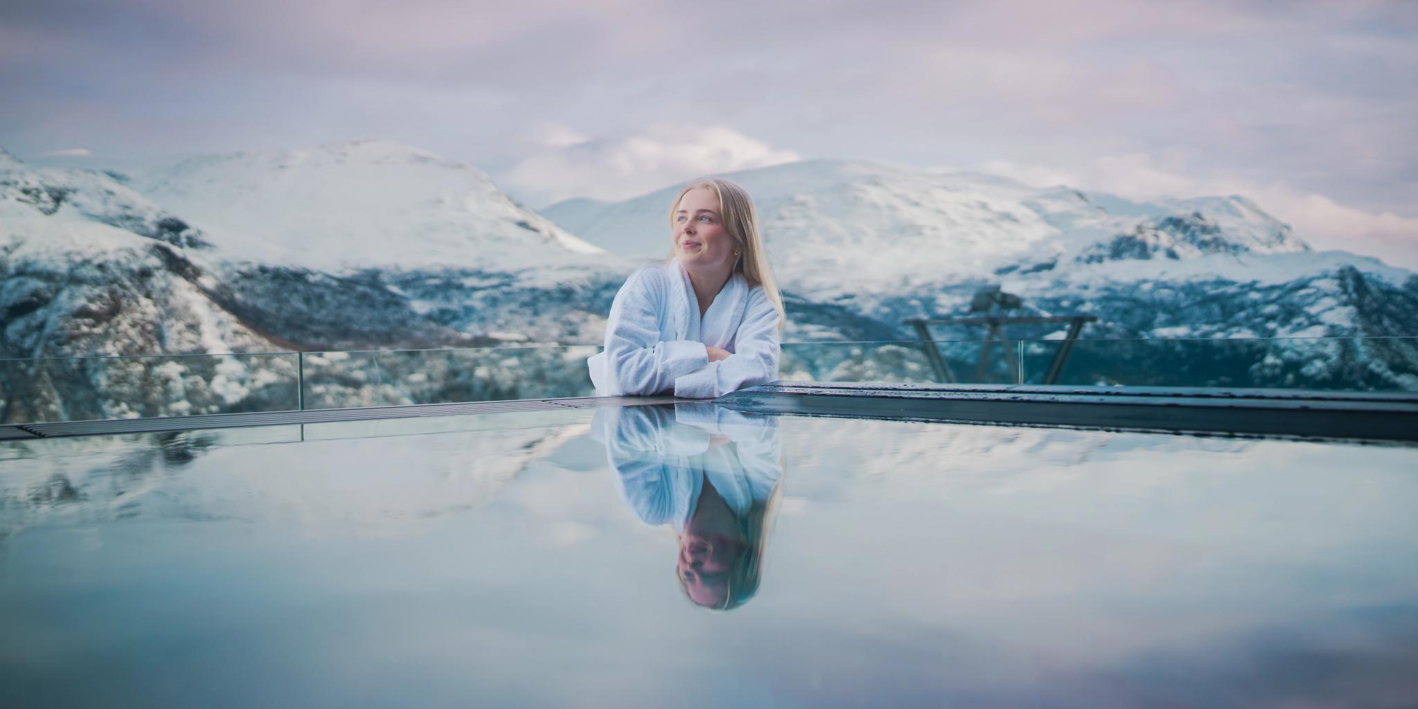 A young woman in front of an outdoor pool in Hemsedal.
