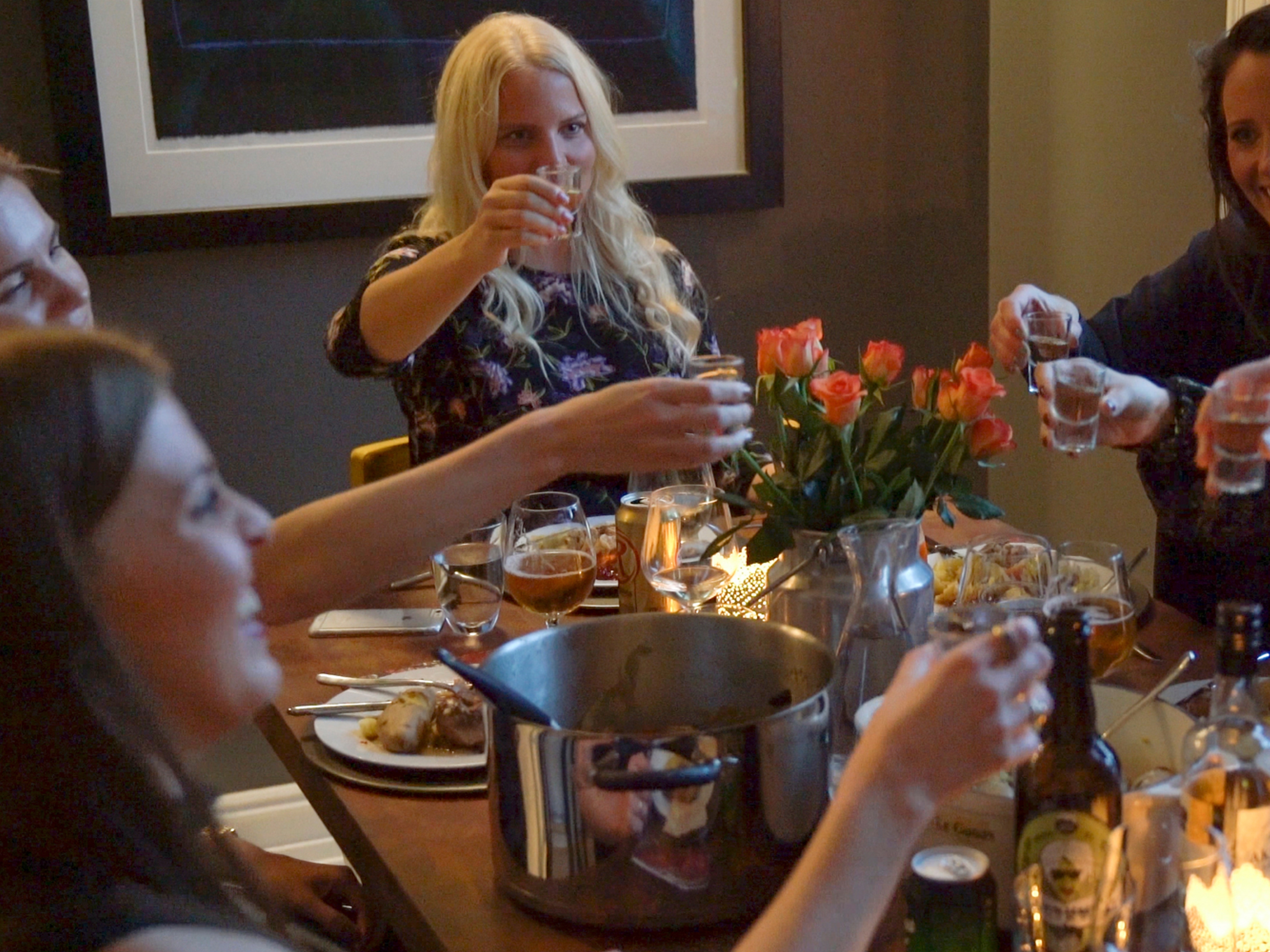 En fest der gjestene spiser fårikål – Norges nasjonalrett