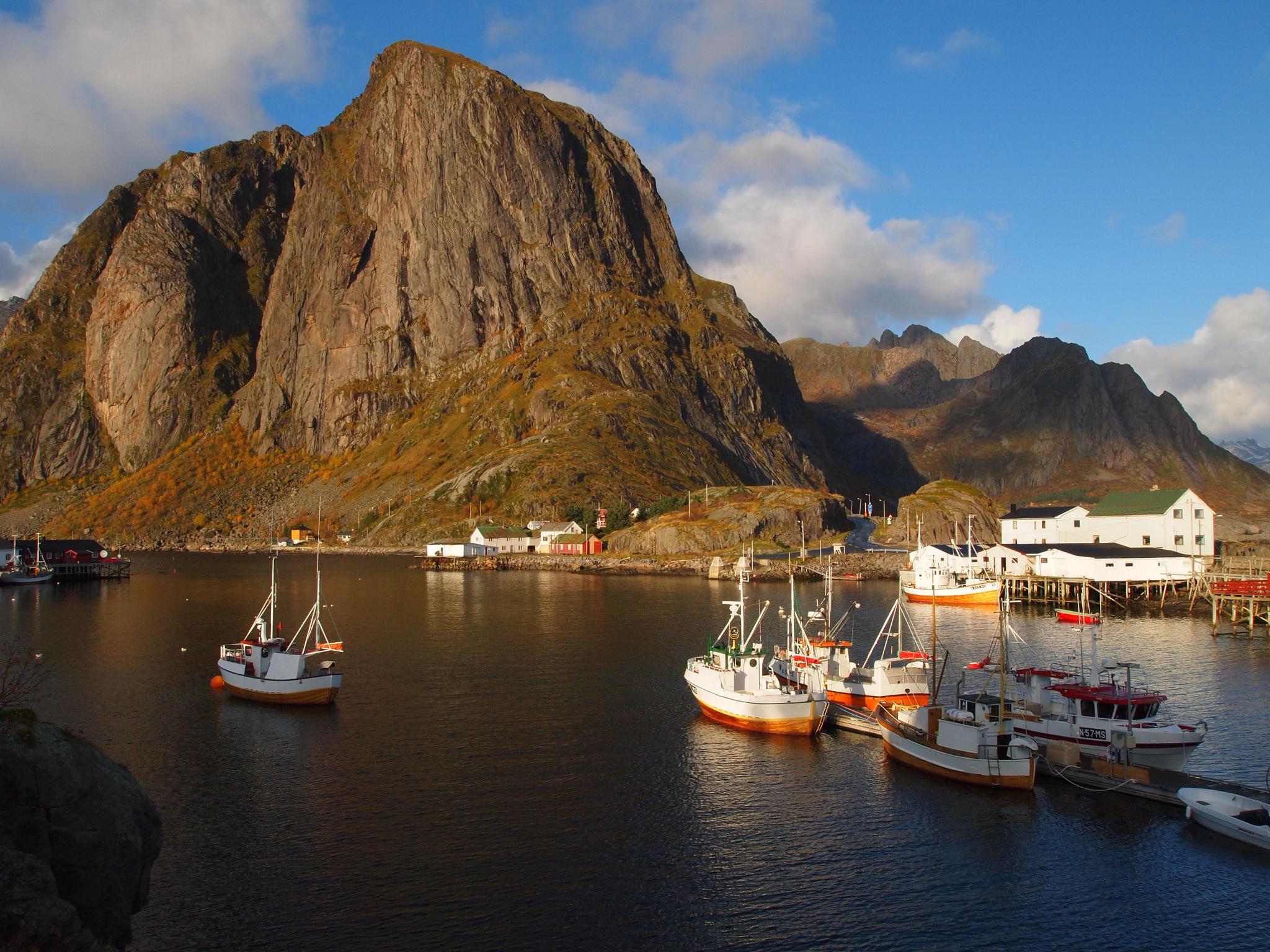 Fisherman´s cabins on a small island below big montains.