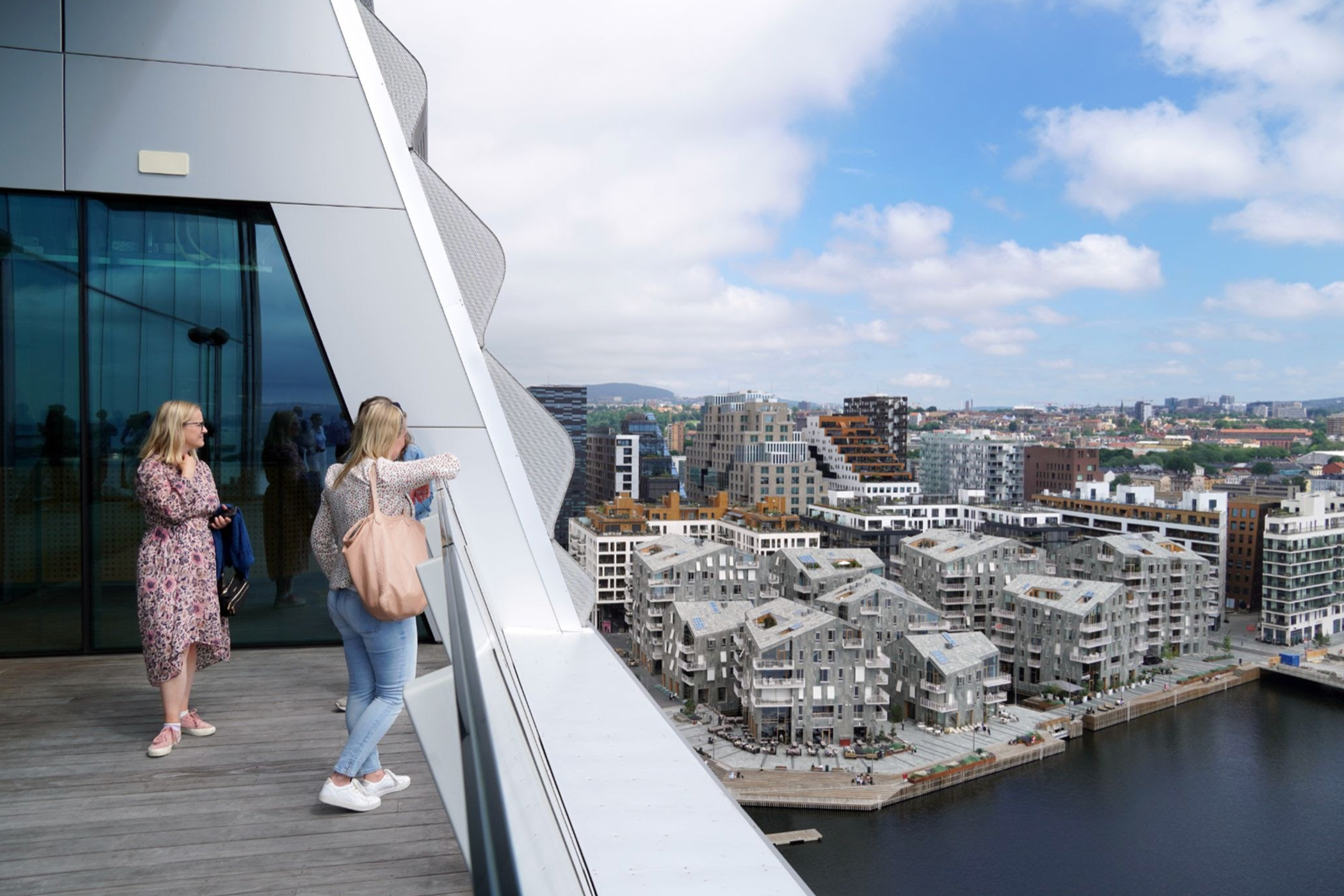 Tre kvinner på taket til MUNCH