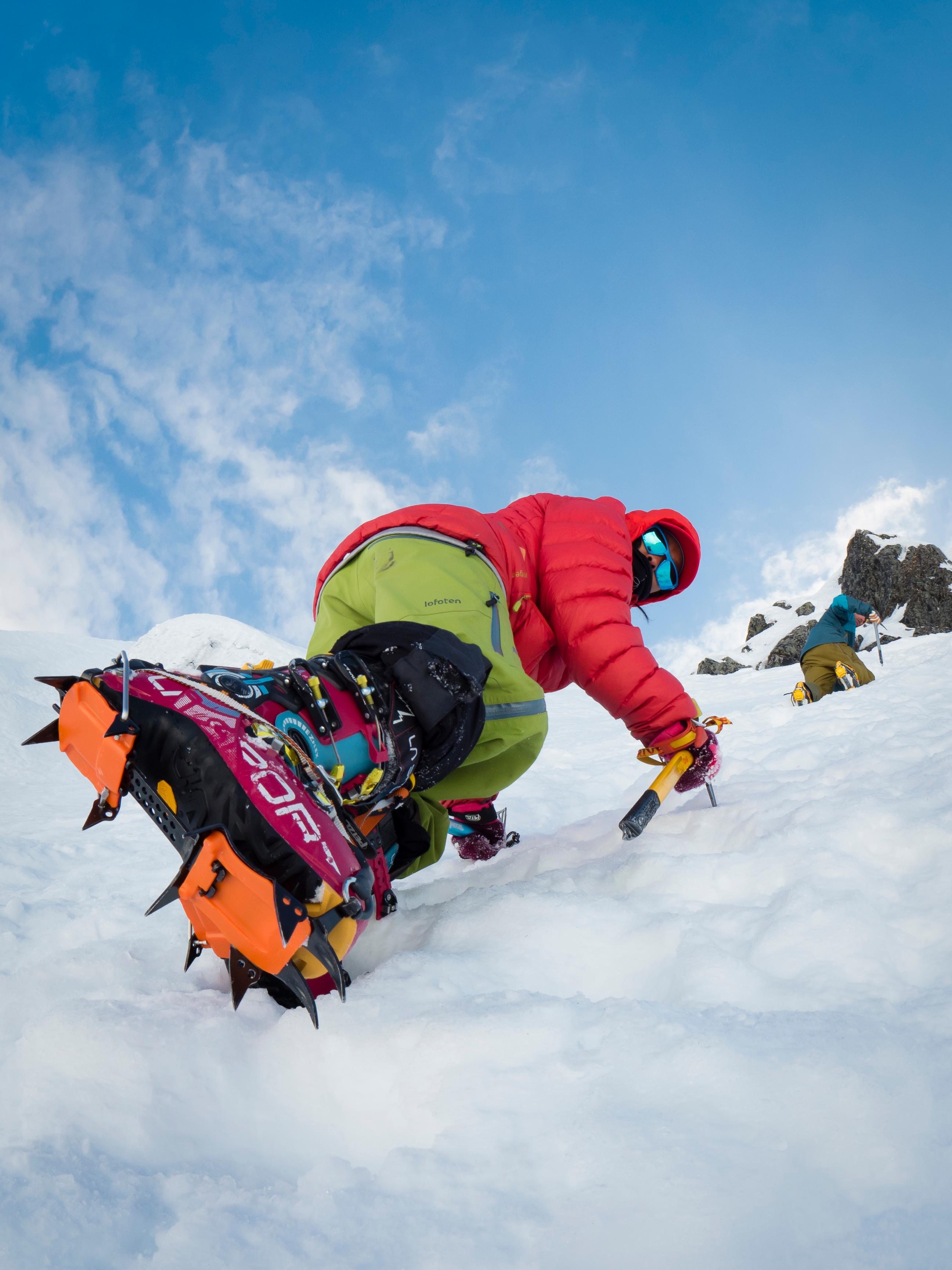 People ice climbing Geitgaljen in Lofoten
