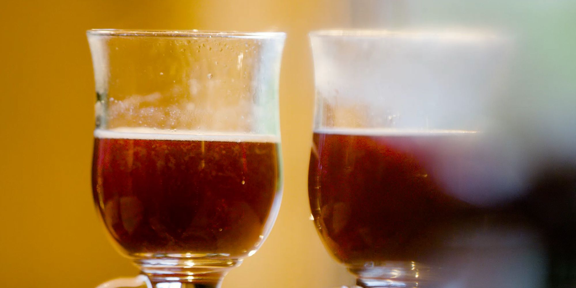 Norwegian gløgg in two glasses