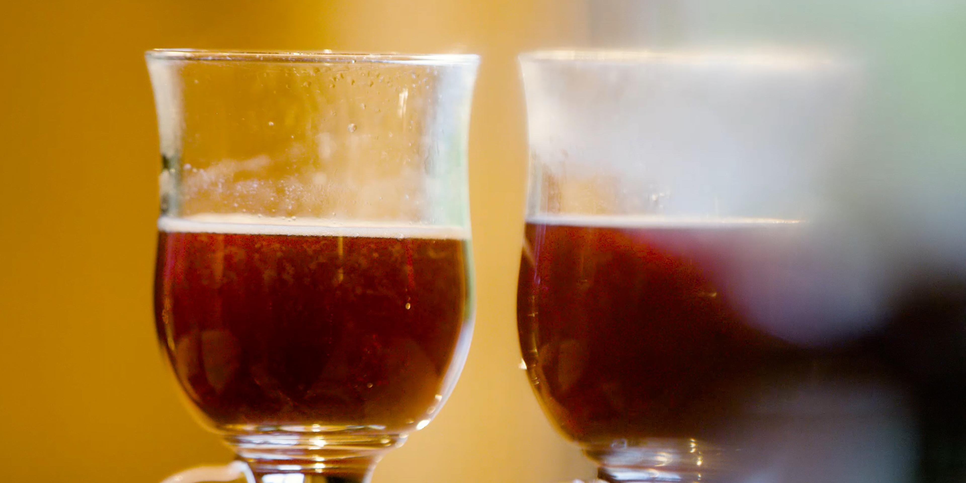 Norwegian gløgg in two glasses