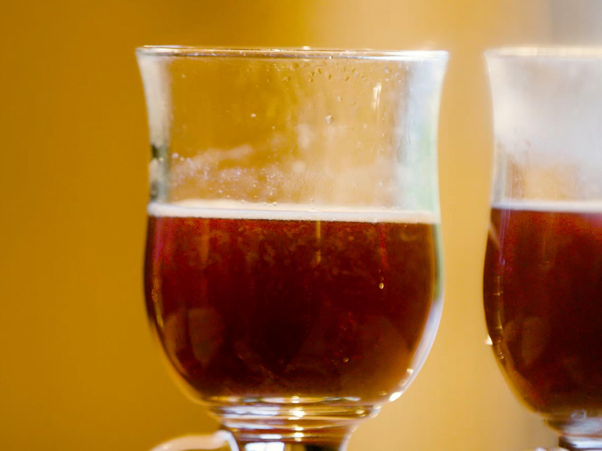 Norwegian gløgg in two glasses