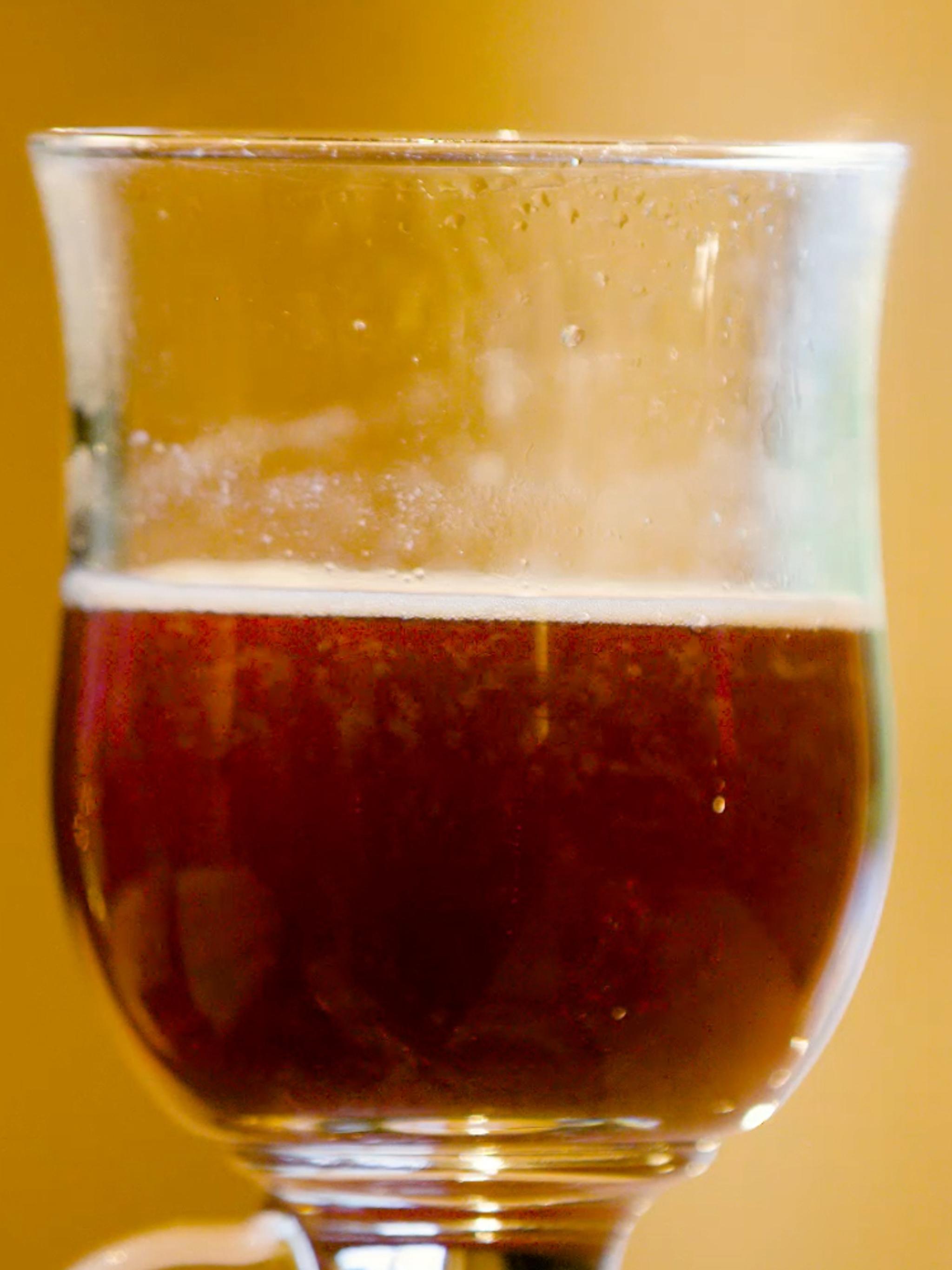 Norwegian gløgg in two glasses