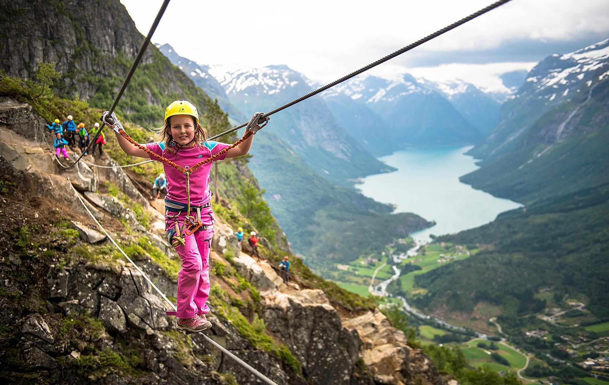 En ung flicka på via ferrata-klättring i Loen i regionen Fjord Norge (Vestlandet)