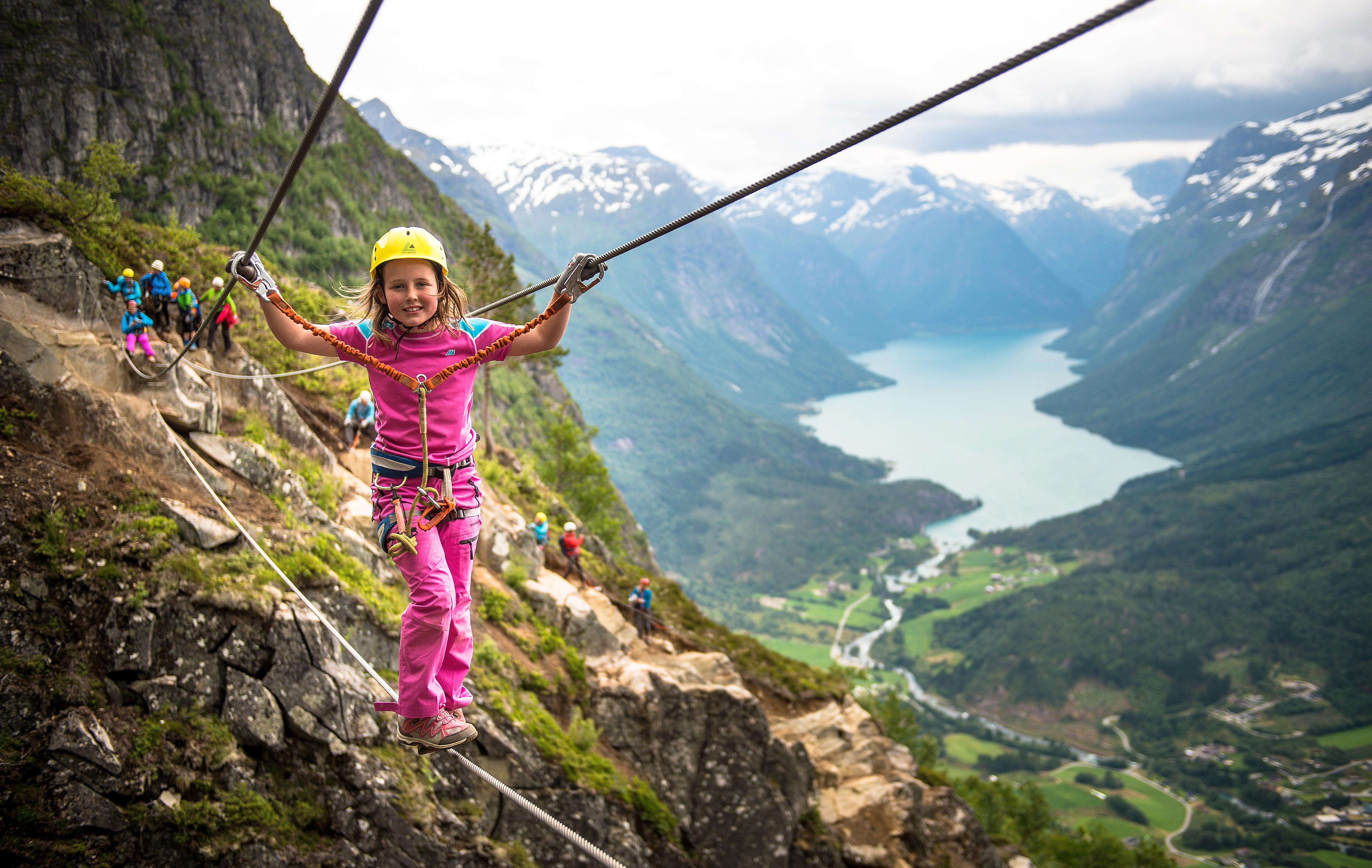 En ung flicka på via ferrata-klättring i Loen i regionen Fjord Norge (Vestlandet)