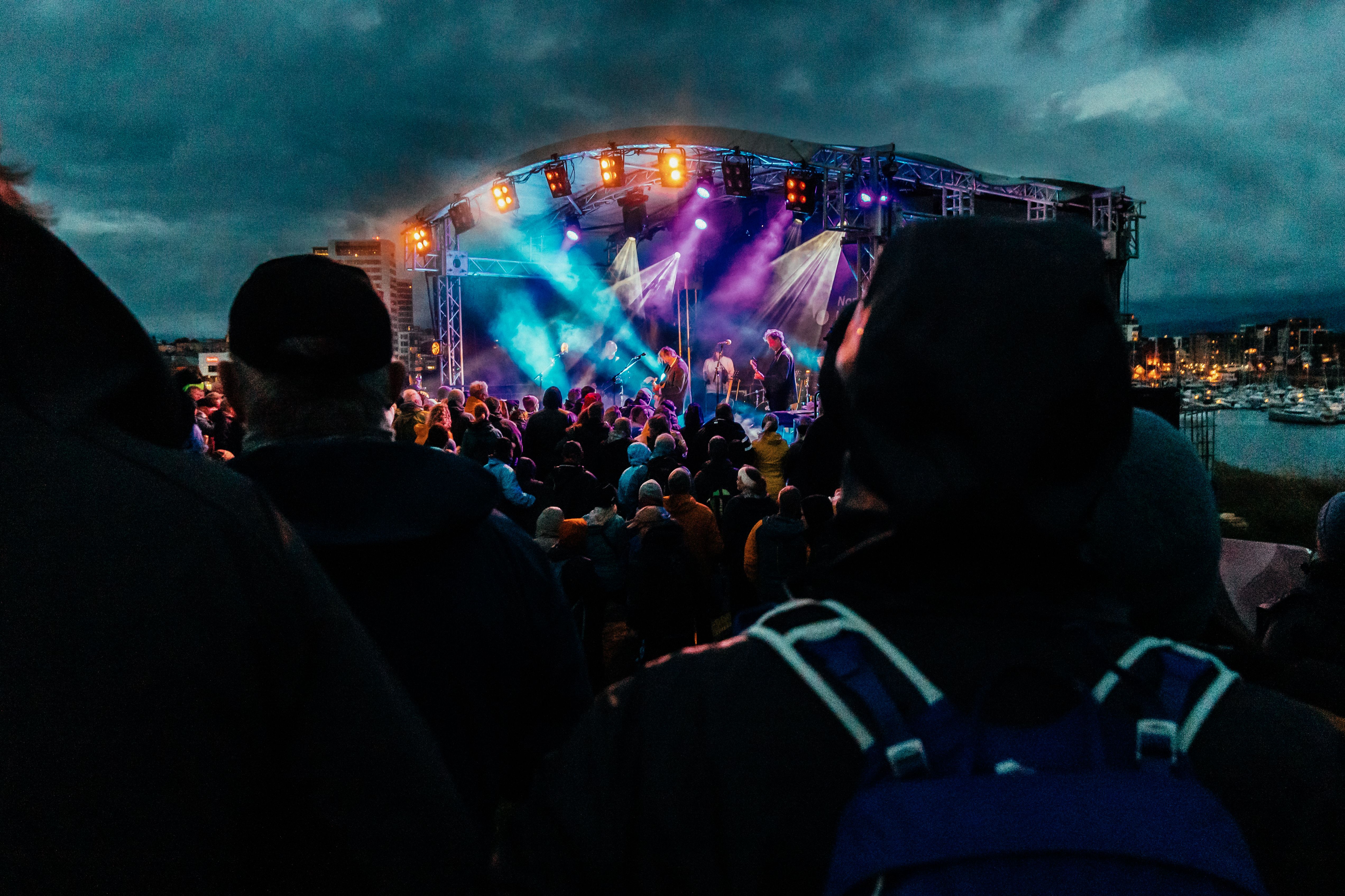 People at a concert at Nyholmen Skandse during the festival Nordland Musikkfestuke