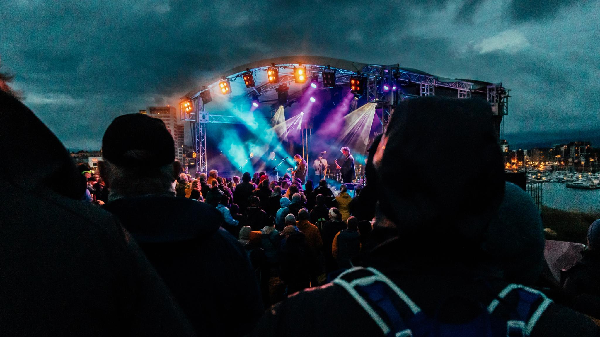 People at a concert at Nyholmen Skandse during the festival Nordland Musikkfestuke
