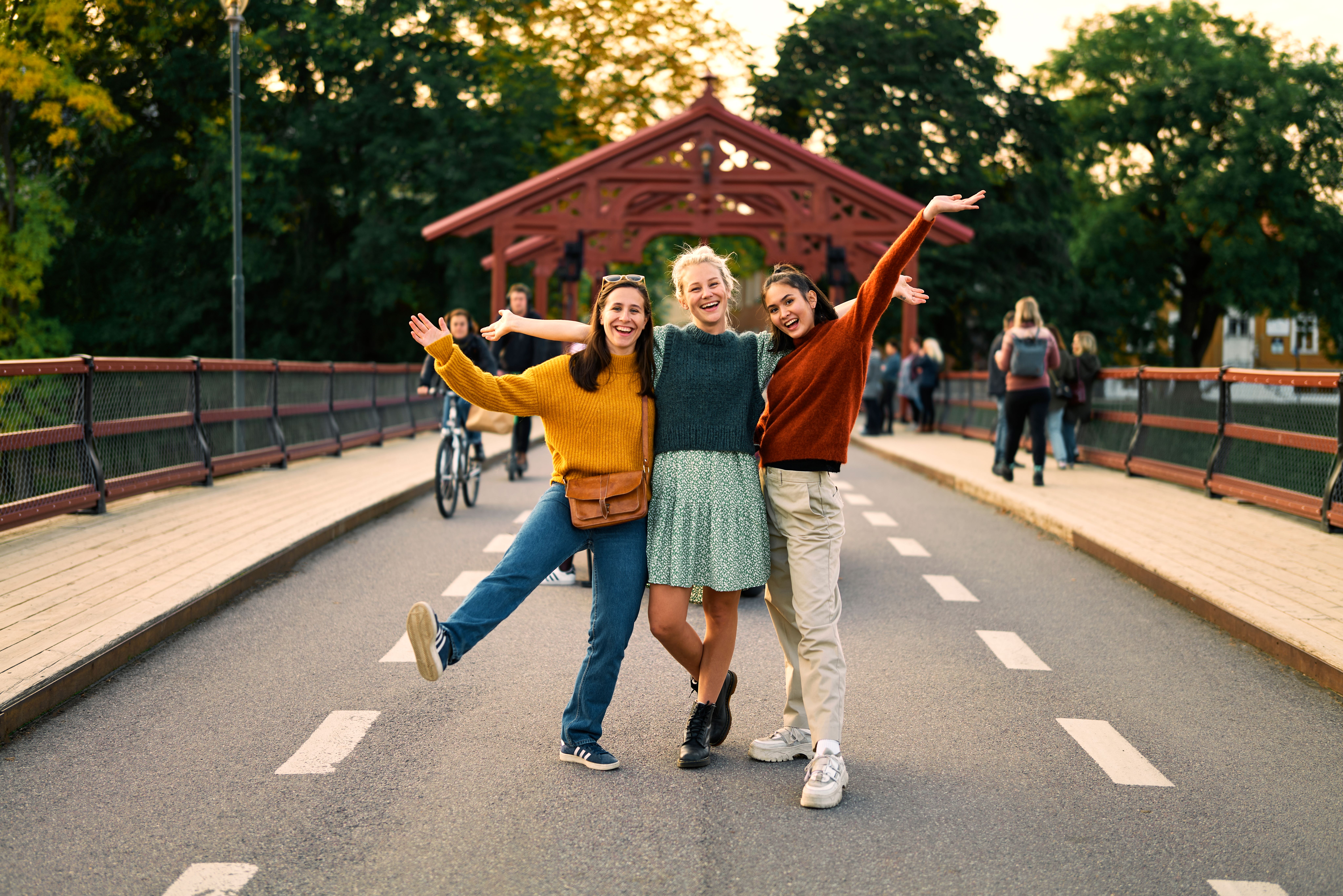 Three women are standing on the Gamle bybro bridge in Trondheim, Trøndelag
