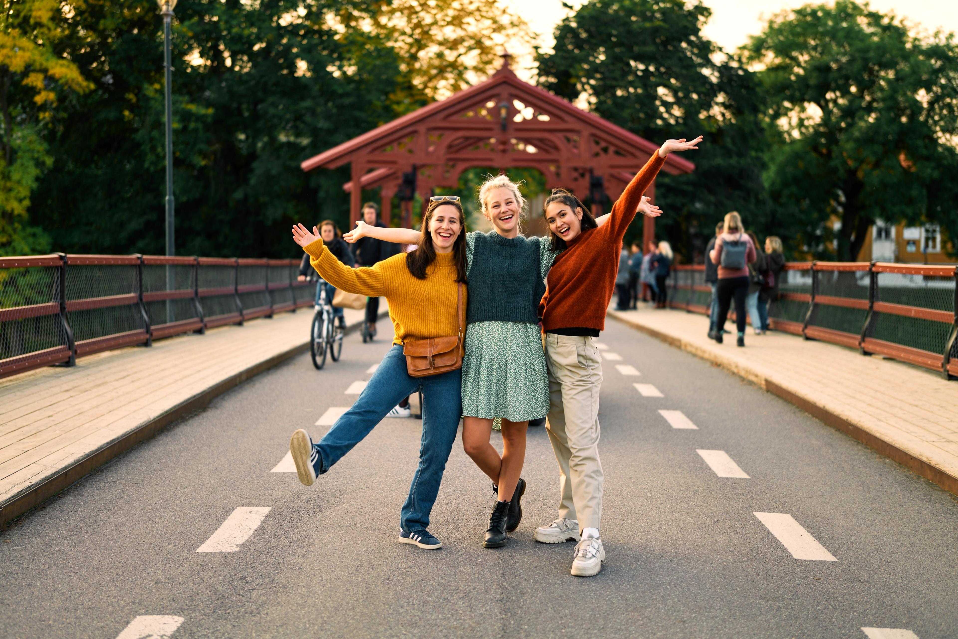 Three women are standing on the Gamle bybro bridge in Trondheim, Trøndelag