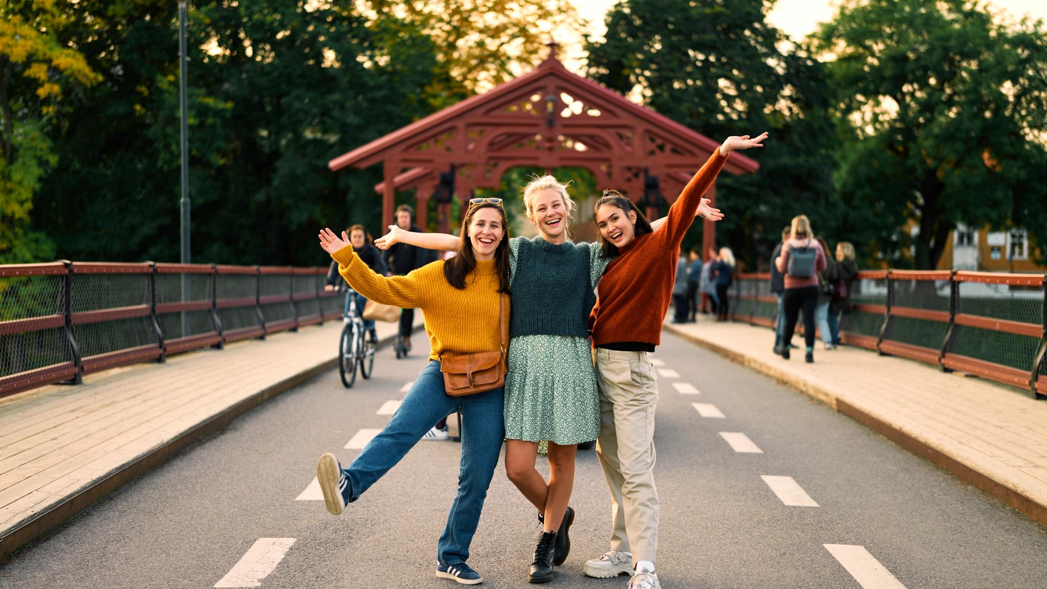 Three women are standing on the Gamle bybro bridge in Trondheim, Trøndelag