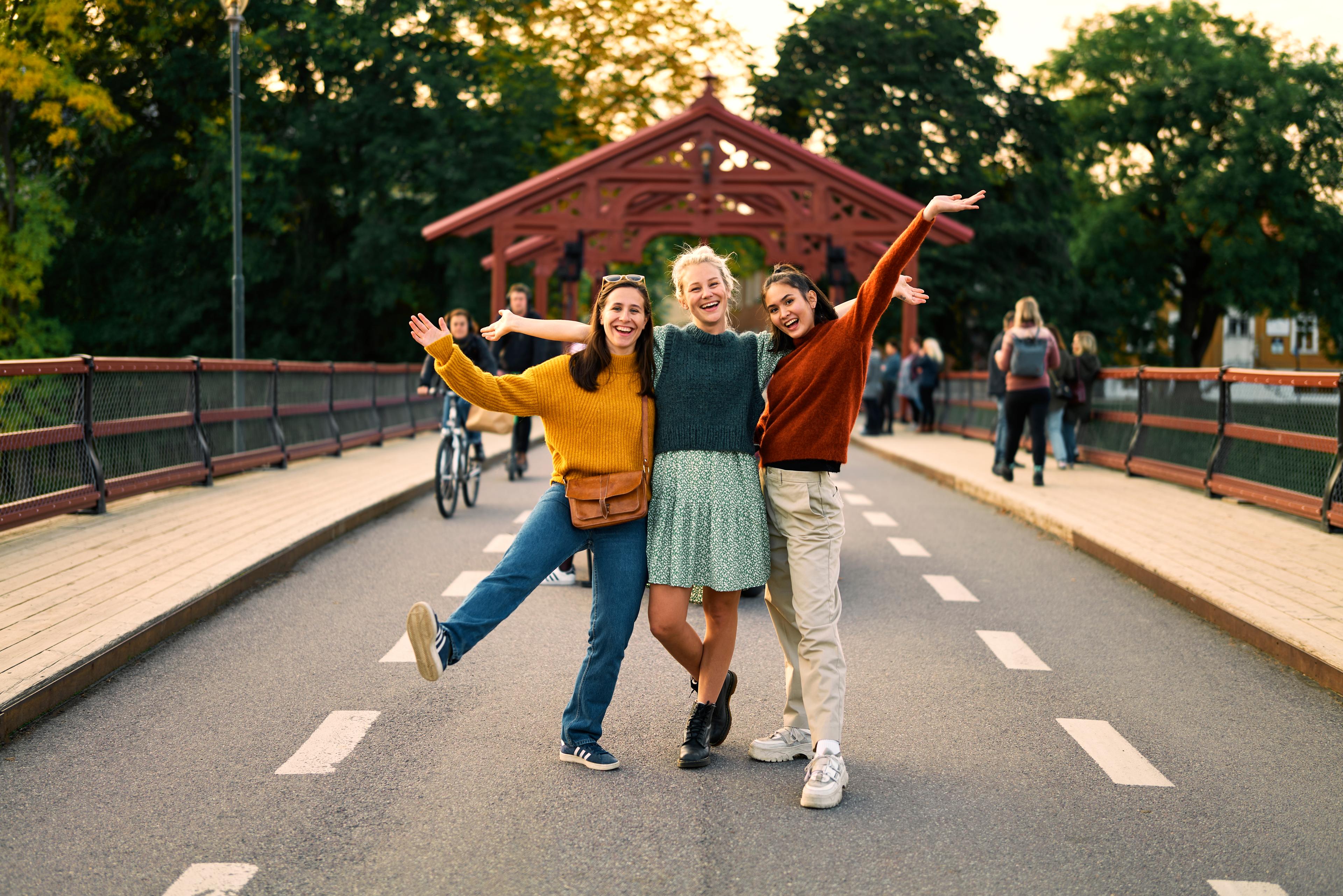 Three women are standing on the Gamle bybro bridge in Trondheim, Trøndelag