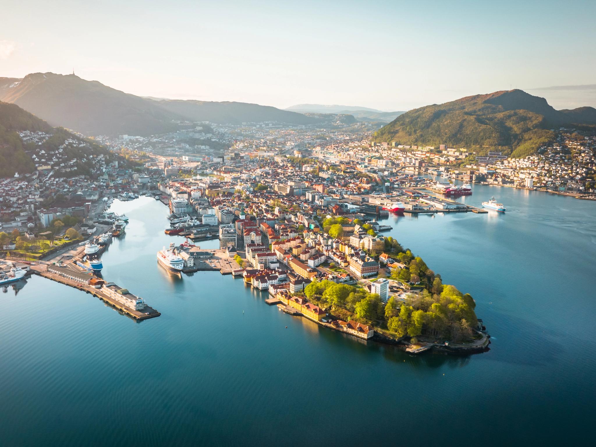 Bergen med Fløyen og Ulriken i bakgrunnen om sommeren